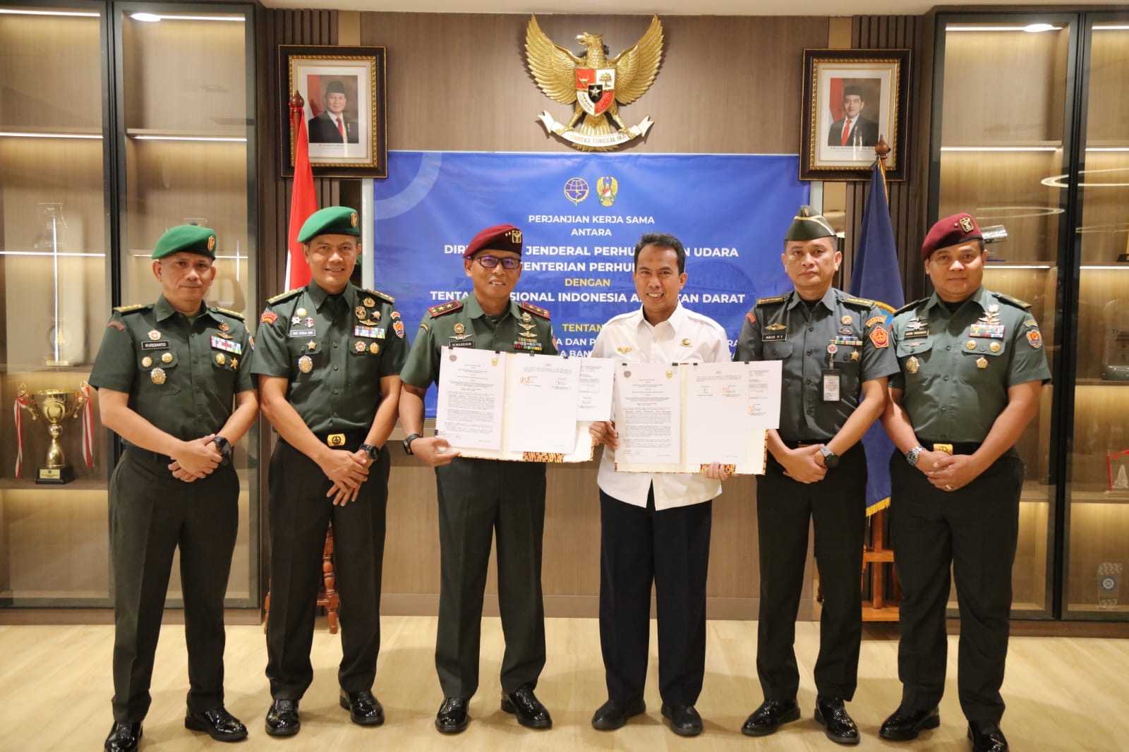 Gambar berita Kemenhub dan TNI AD Jalin Kerja Sama Pemanfaatan Aset Negara di BLU UPBU Kalimarau untuk Dukung Pertahanan Negara