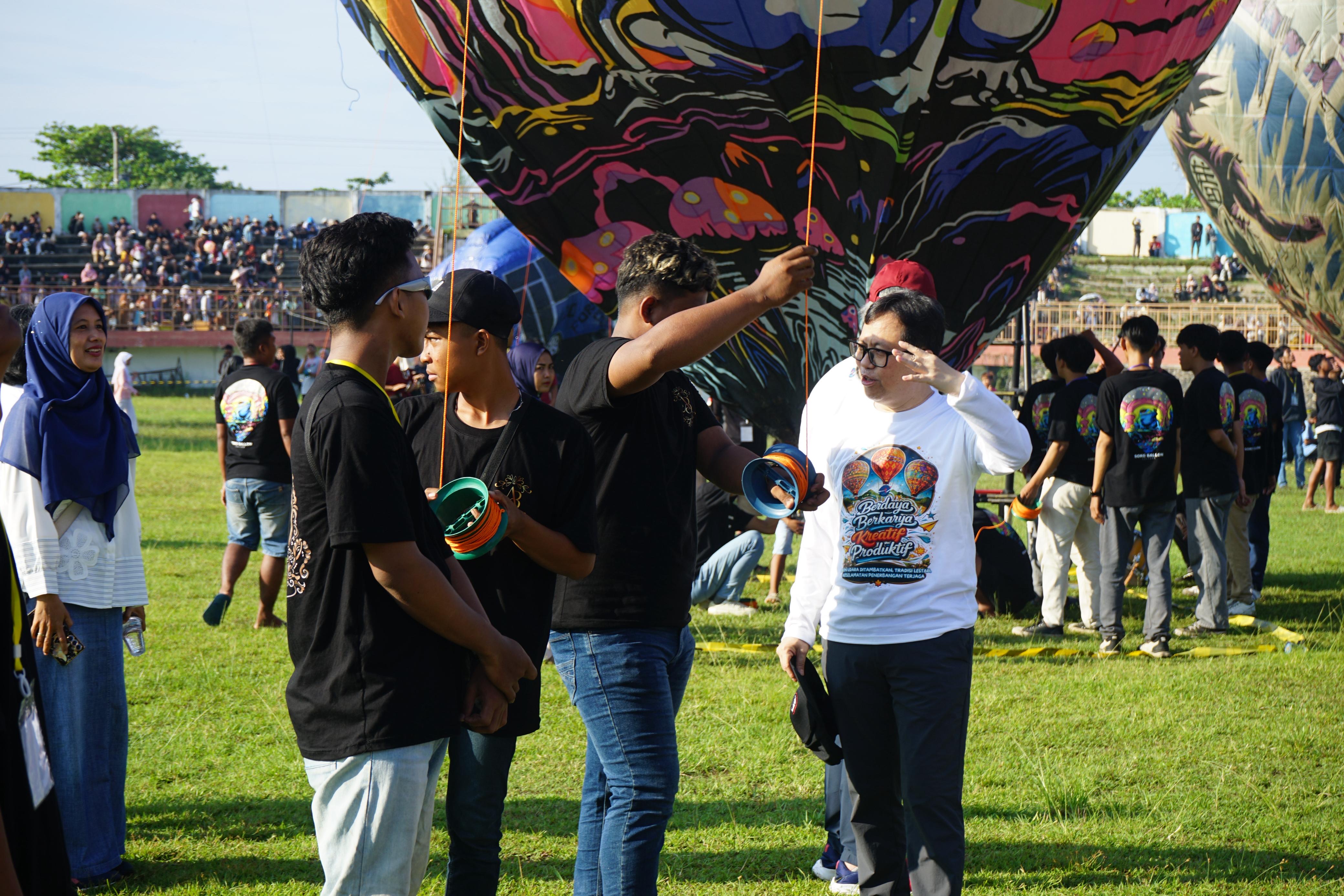 Gambar Artikel Festival Balon Udara Digelar di Pek...