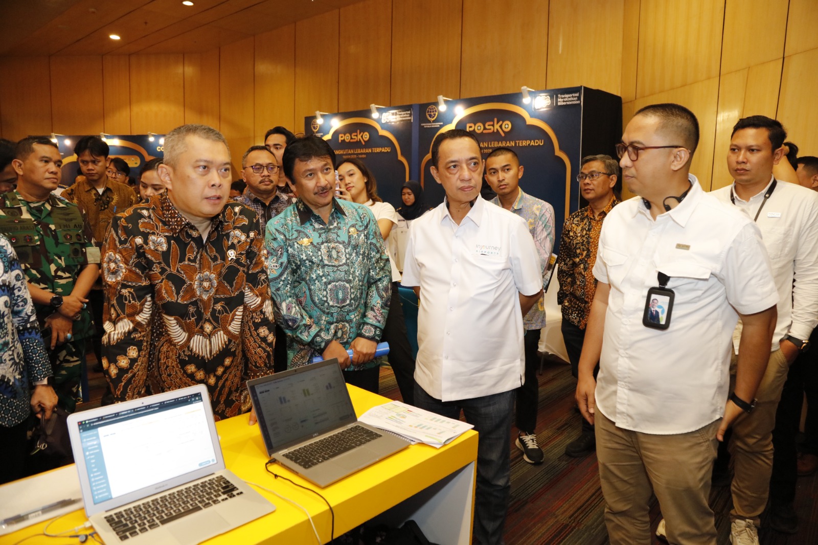 Pembukaan Posko Angkutan Lebaran Tahun 2025

Jakarta - Menteri Perhubungan Dudy Purwagandhi resmi membuka Pos Koordinasi (Posko) Pusat Angkutan Lebaran 2025 di Kantor Pusat Kementerian Perhubungan, Jakarta, Jumat (21/3). Menhub mengatakan dengan diadakannya posko pusat ini, koordinasi lintas sektoral dalam penyelenggaraan Angkutan Lebaran 2025 akan berjalan dengan baik.