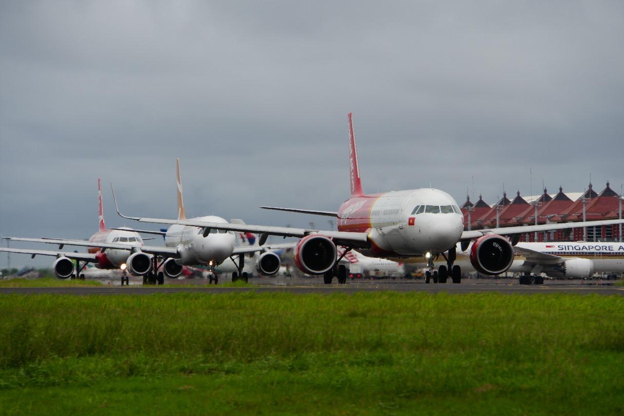 Gambar Artikel Jumlah Penumpang Naik, Penerbangan ...