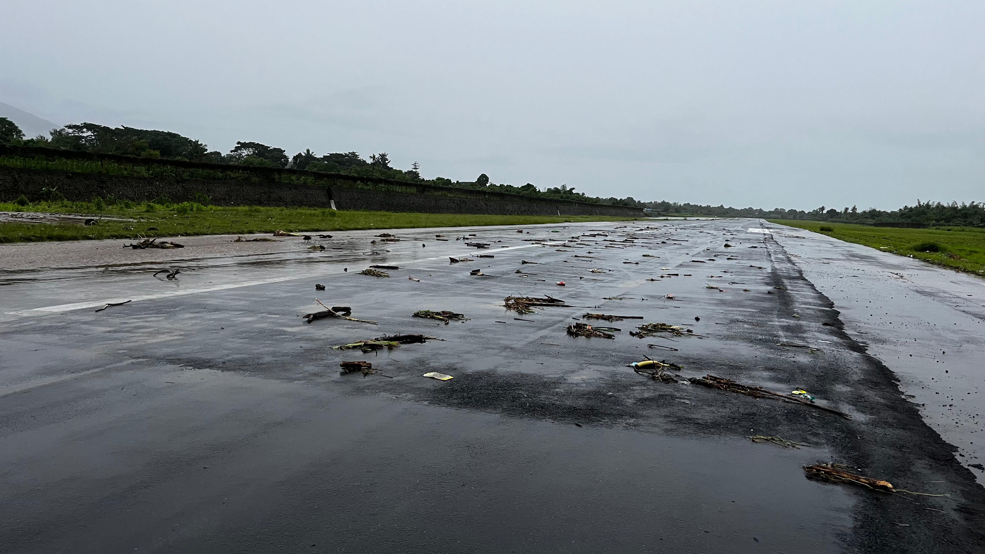 Gambar Berita Terbaru HUJAN LEBAT DI LABUHA BANDAR UDARA OESMAN SADIK TERDAMPAK BA...