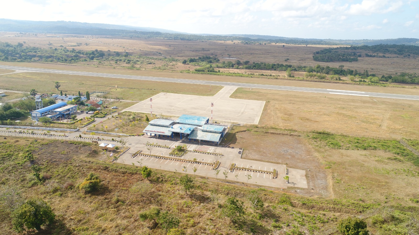 Foto Bandara TAMPAK ATAS GEDUNG TERMINAL DAN GEDUNG KANTOR