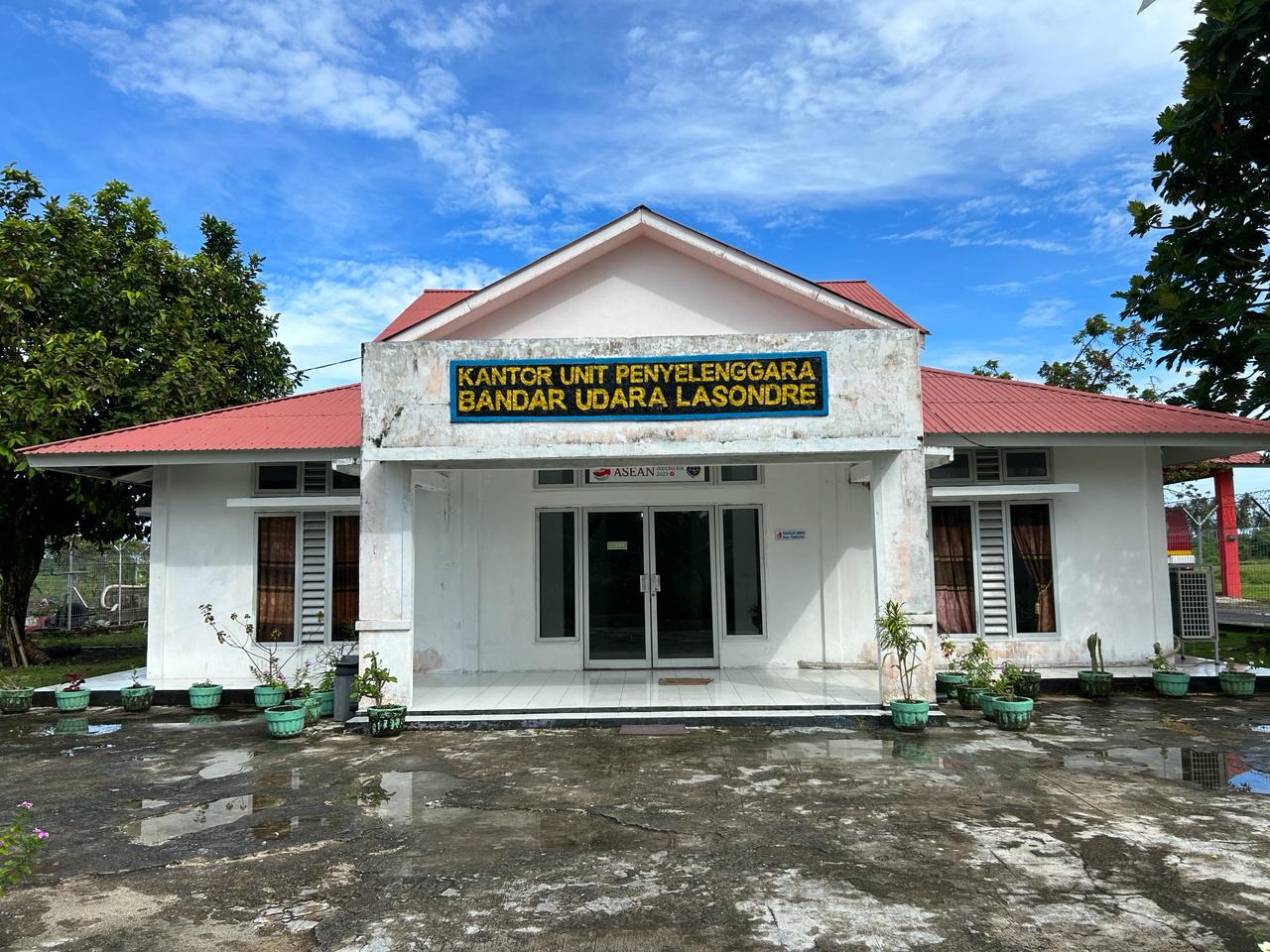 Foto Bandara Gedung Administrasi Bandara Lasondre