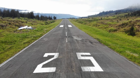 Foto Bandara Runway Bandara Ilaga