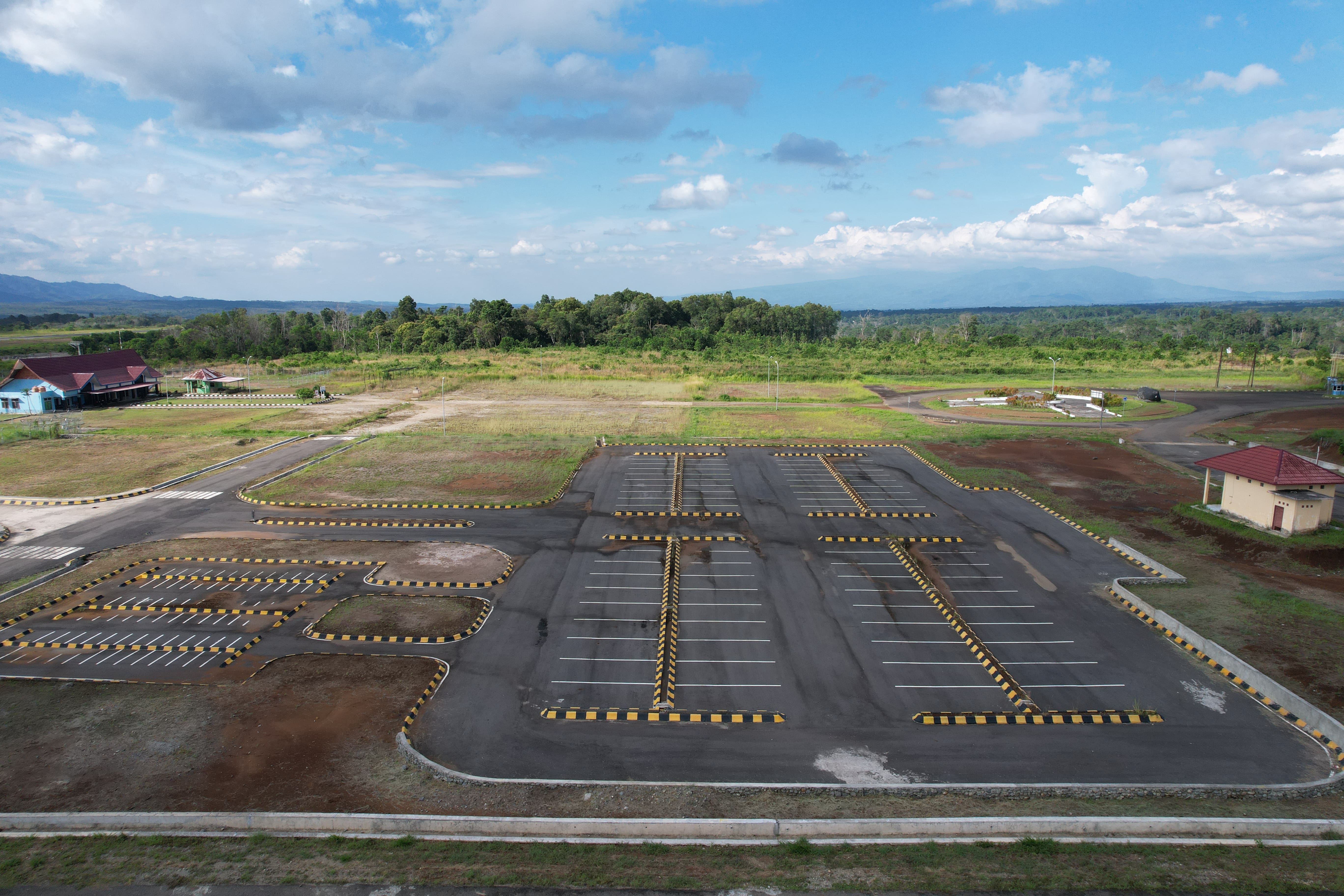 Foto Bandara FOTO AREA PARKIR KENDARAAN