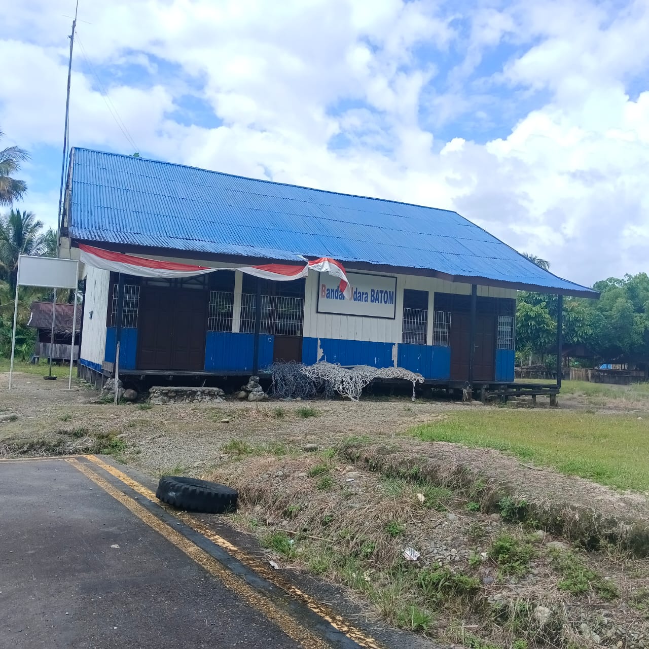 Foto Bandara Gedung Terminal Bandar Udara Batom