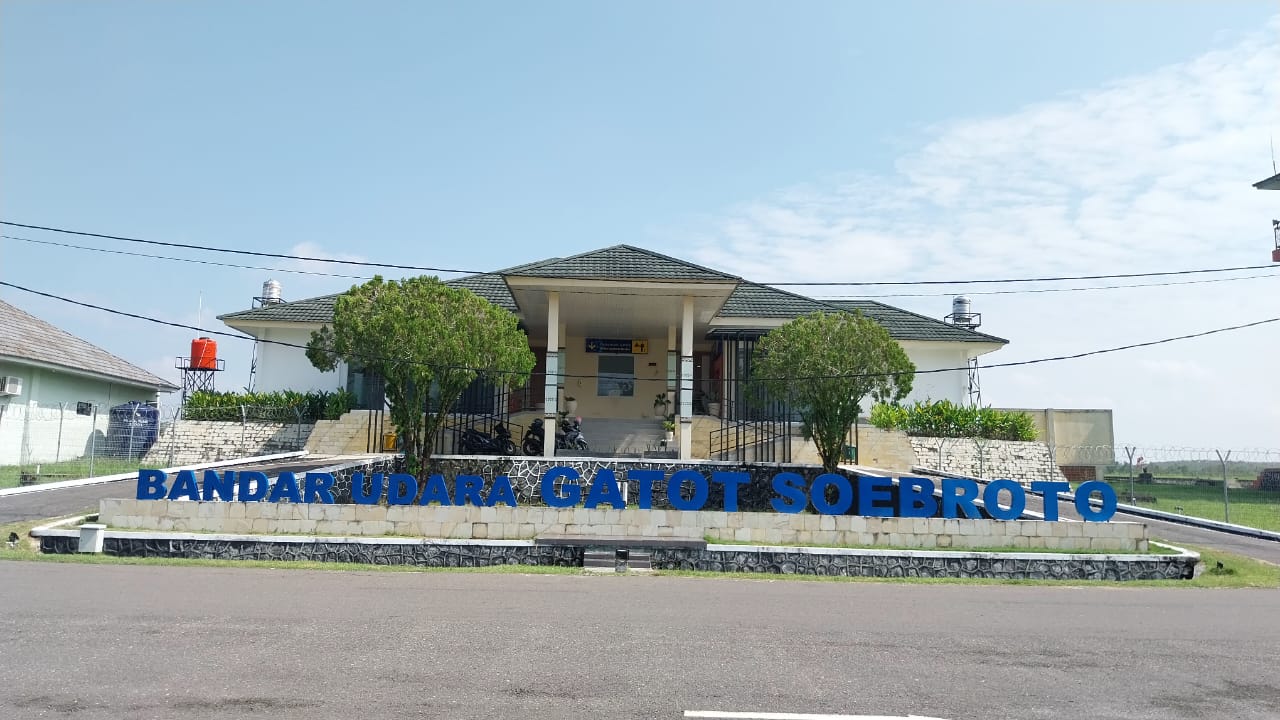 Foto Bandara Gedung Terminal Tampak Depan