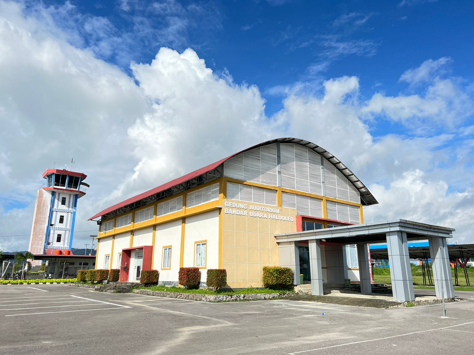 Foto Bandara GEDUNG SERBA GUNA (AUDITORIUM) BANDAR UDARA HALU OLEO KENDARI 