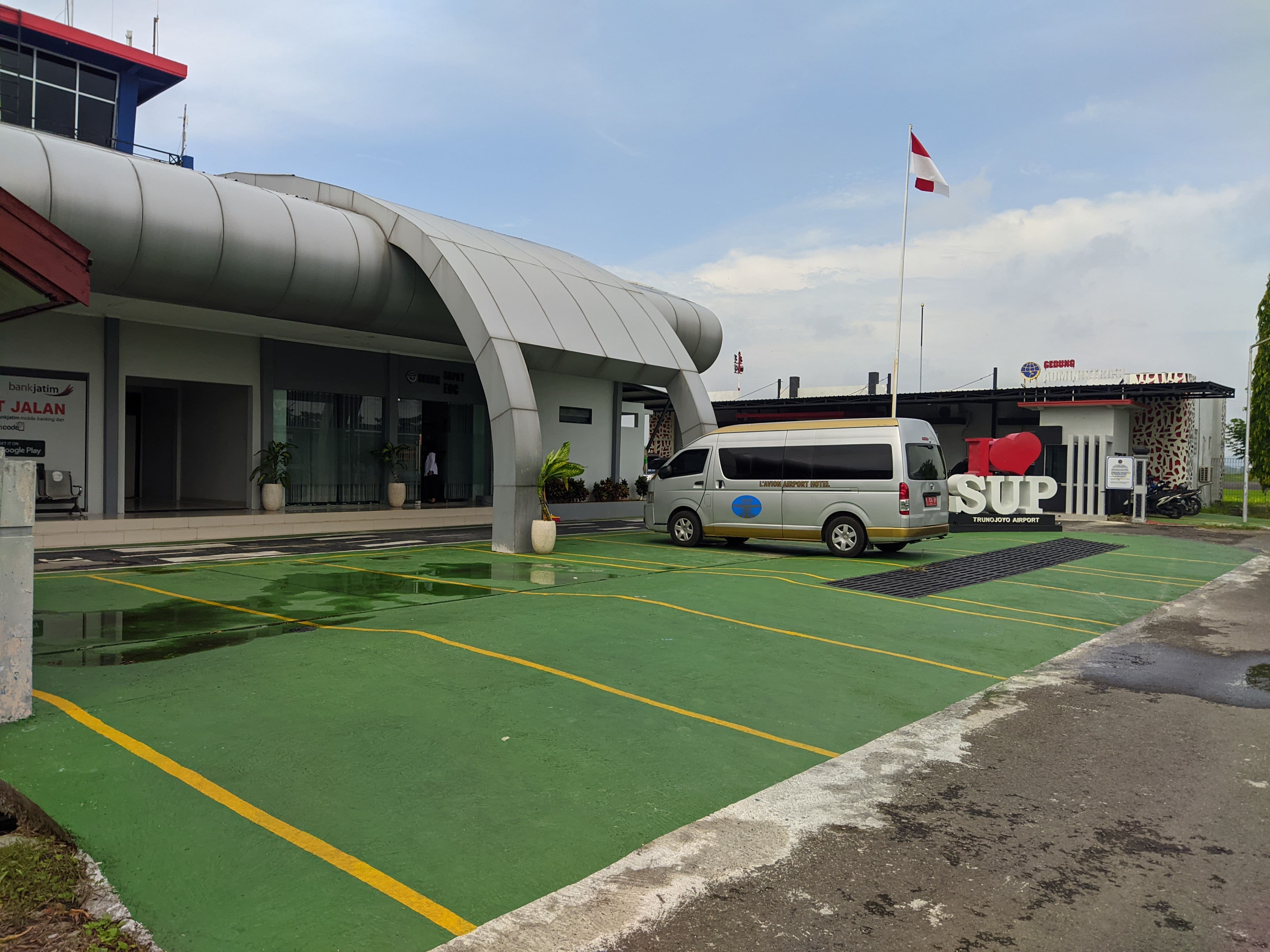 Foto Bandara Area Parkir Kendaraan Roda 4