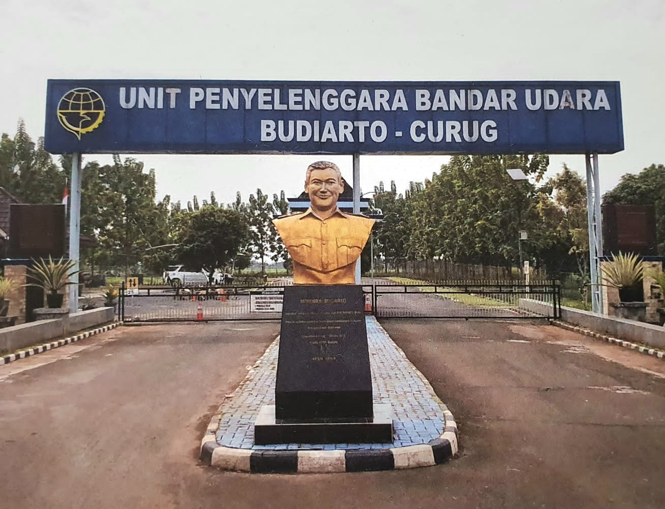 Foto Bandara Gerbang Utama UPBU Budiarto