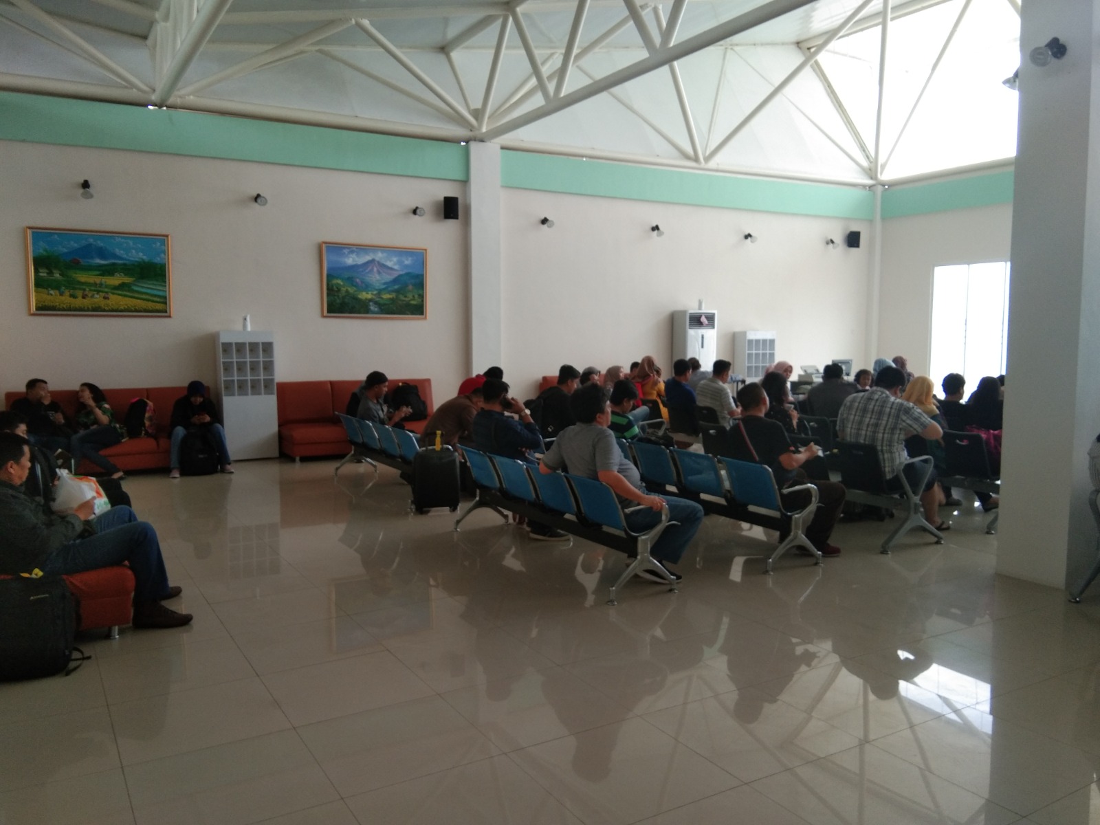 Foto Bandara Terminal Bandara dipenuhi calon penumpang pesawat