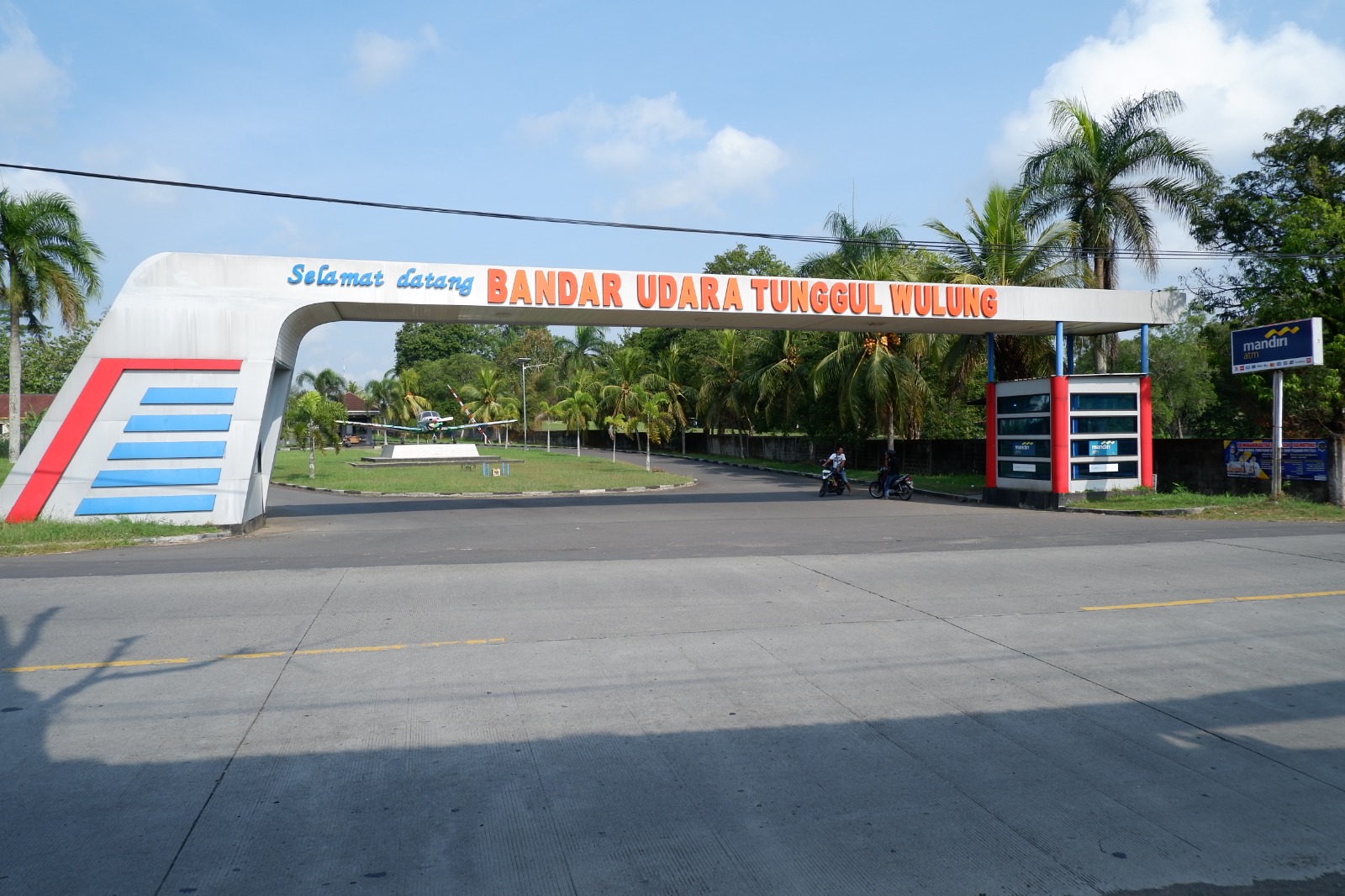 Foto Bandara Gerbang Masuk Bandara