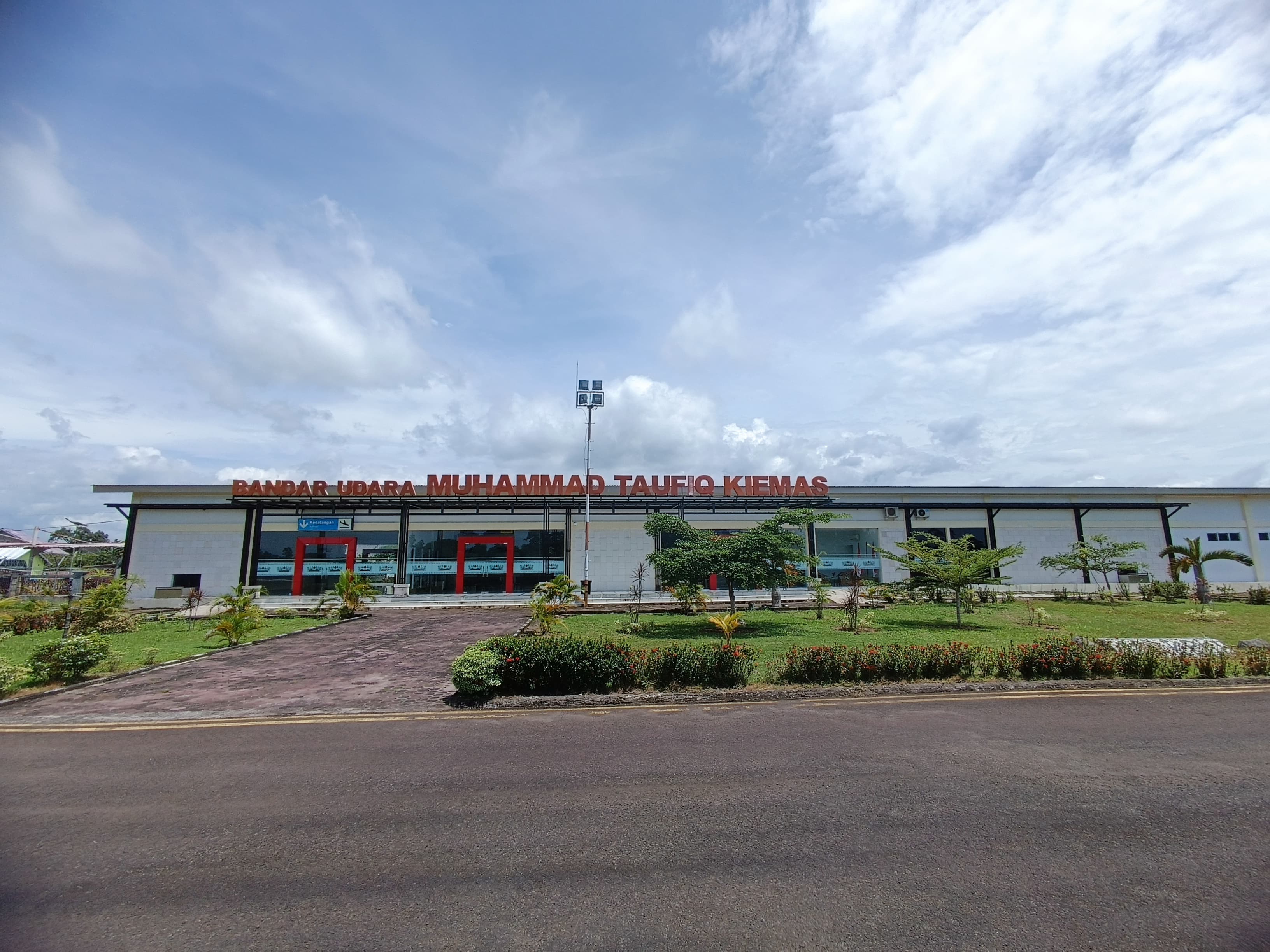 Foto Bandara Gedung Terminal Tampak Belakang