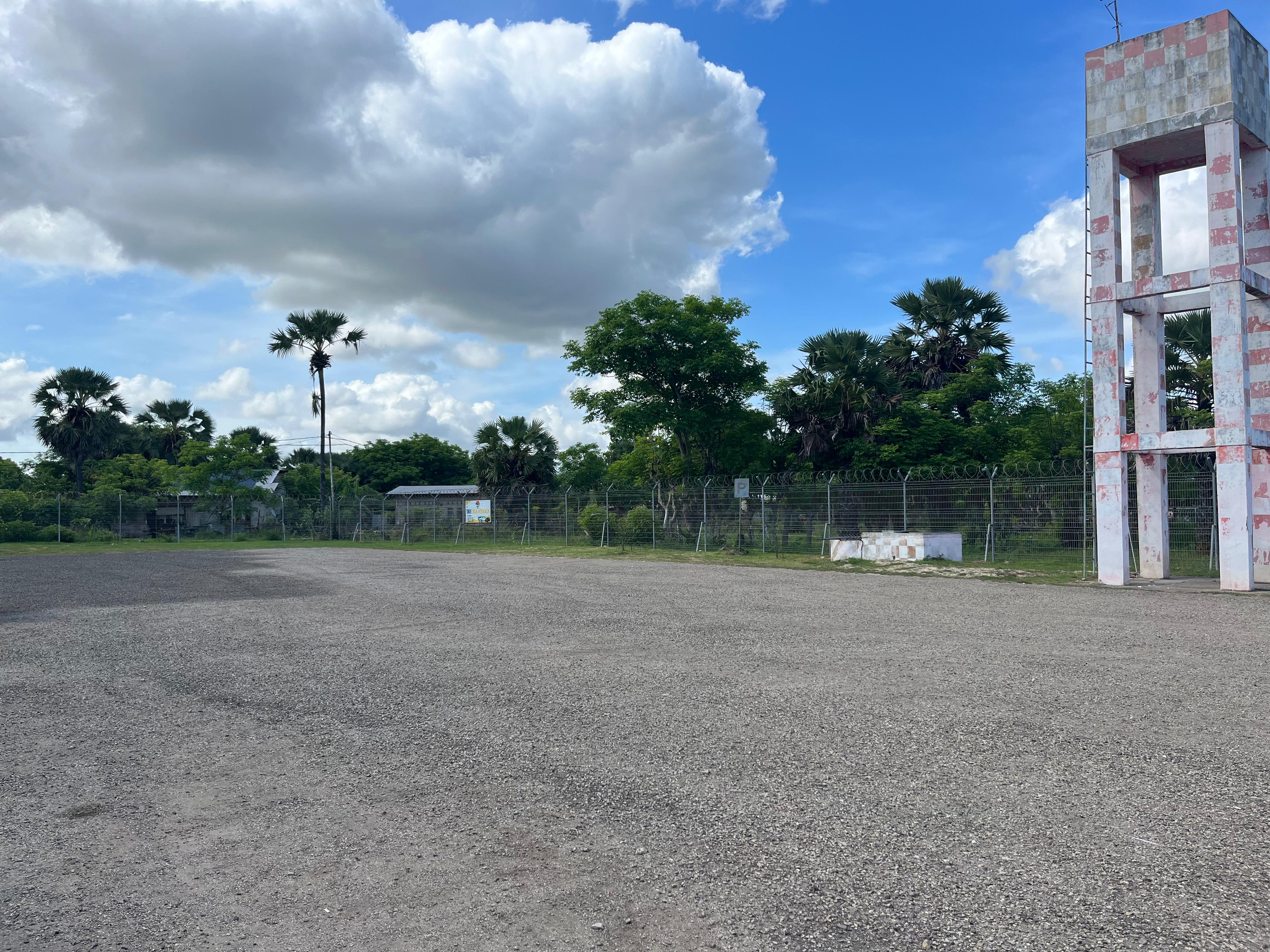 Foto Bandara Parkiran dan Tower Air