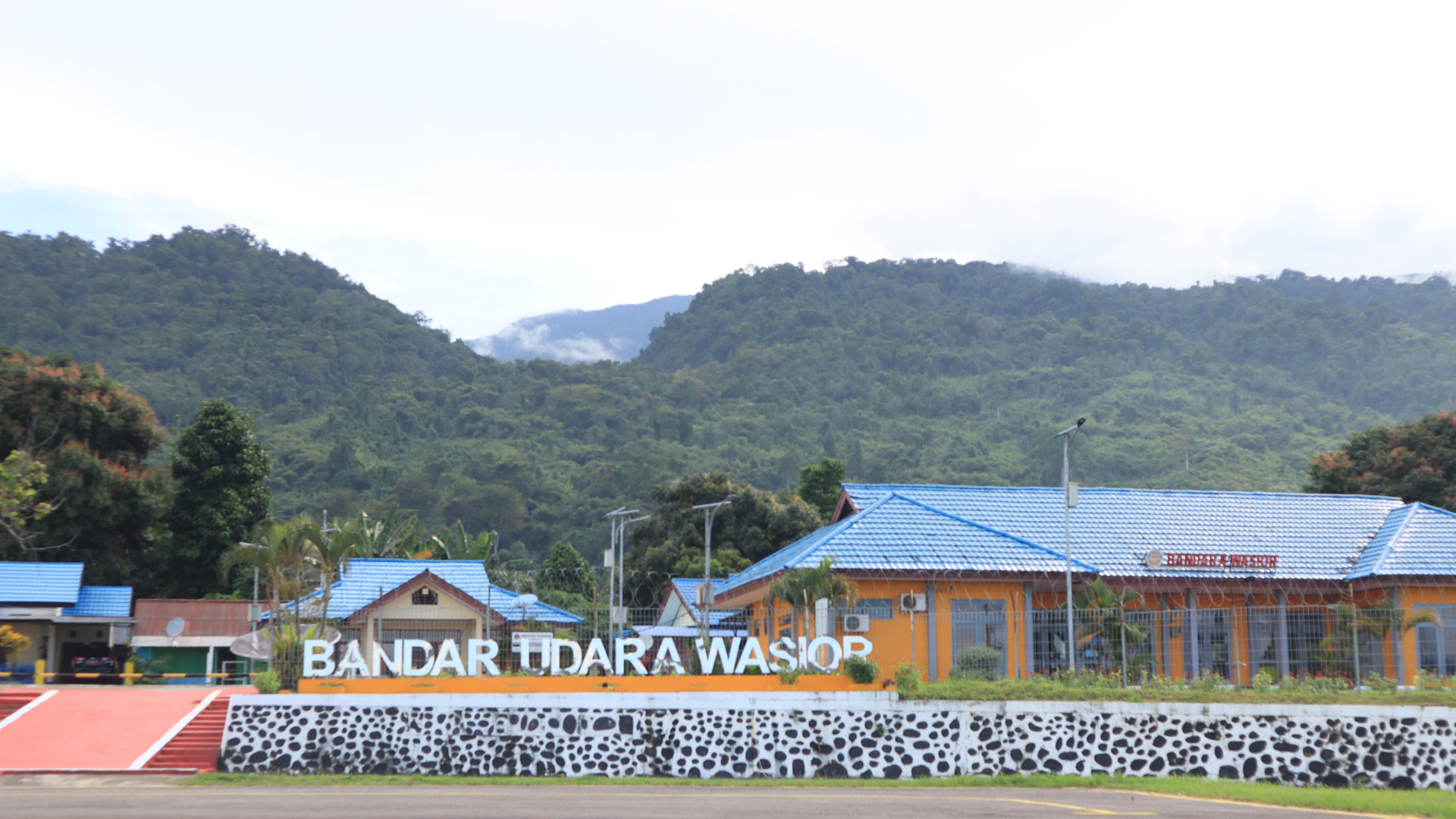 Foto Bandara TAMPAK BANDARA WASIOR DARI RUNWAY