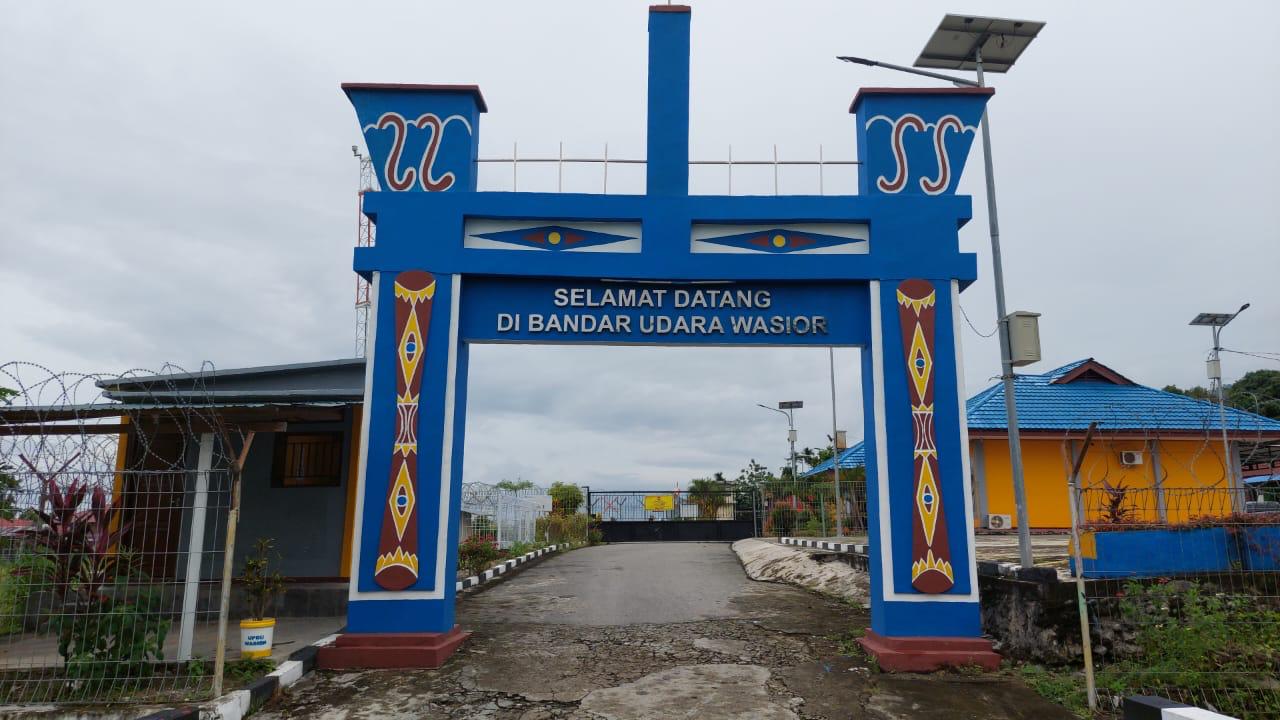 Foto Bandara GERBANG DEPAN BANDARA WASIOR