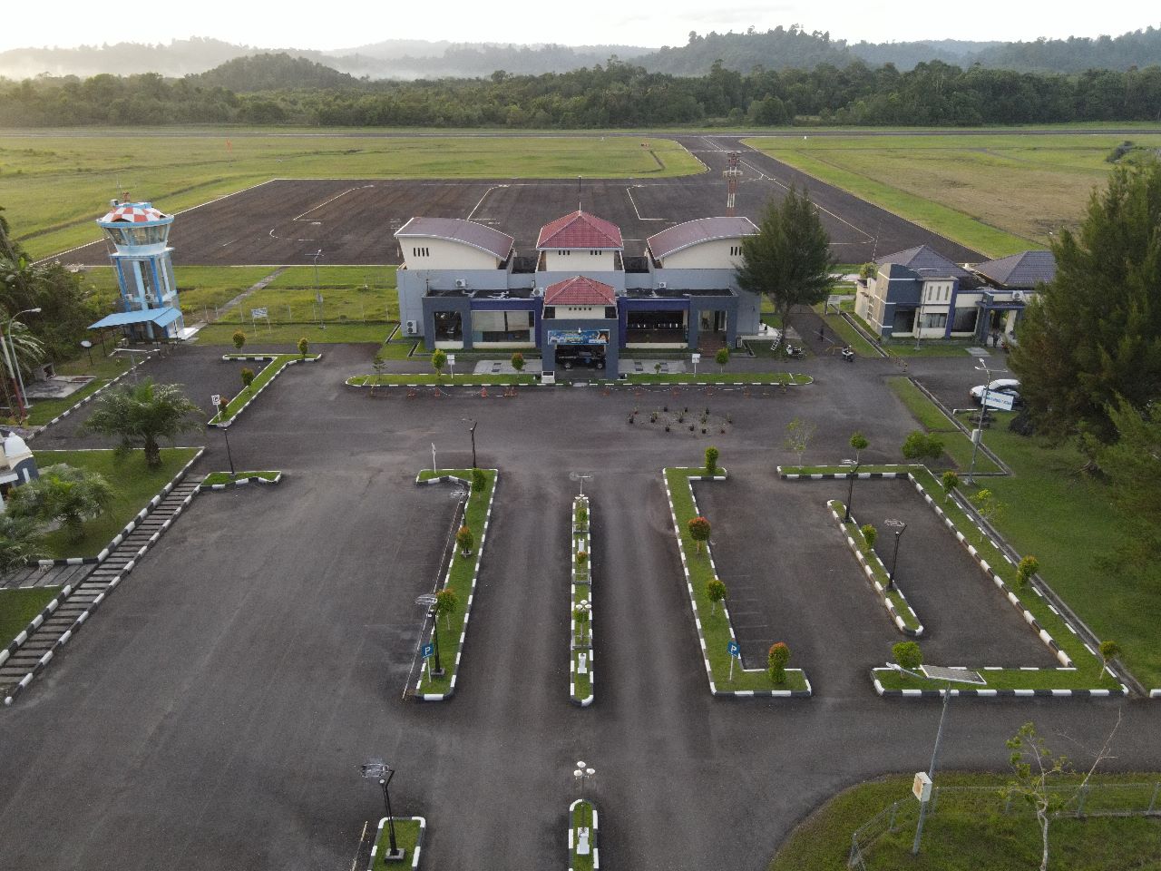 Foto Bandara Gedung Terminal Tampak Sisi Darat