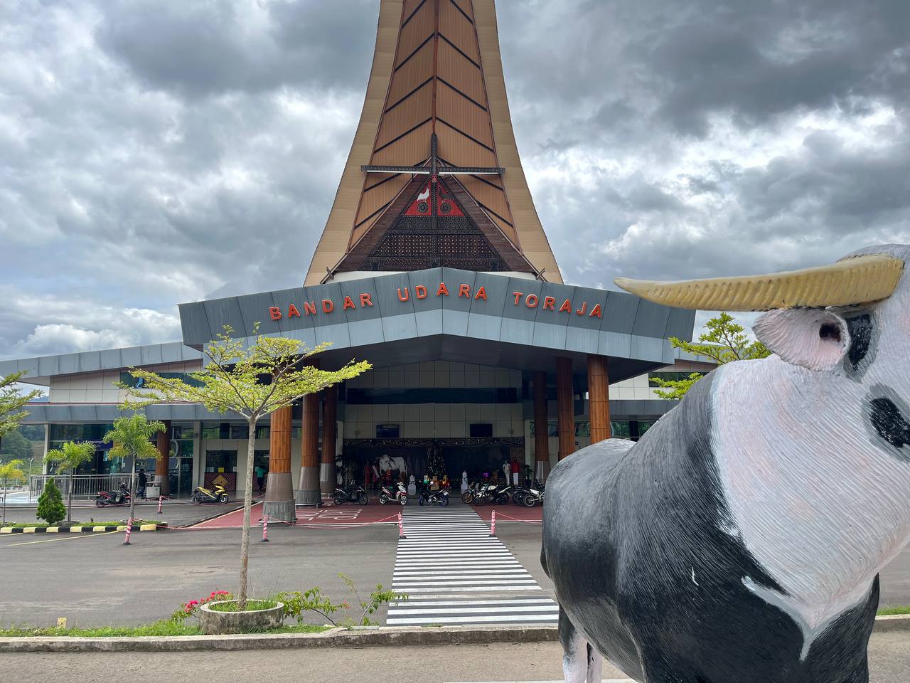 Foto Bandara Tampak Depan Gedung Terminal Bandar Udara Toraja