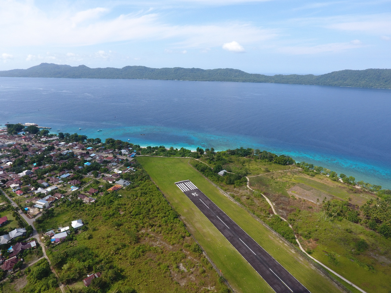 Foto Bandara TAMPAK ATAS SISI UDARA BANDARA MELONGUANE