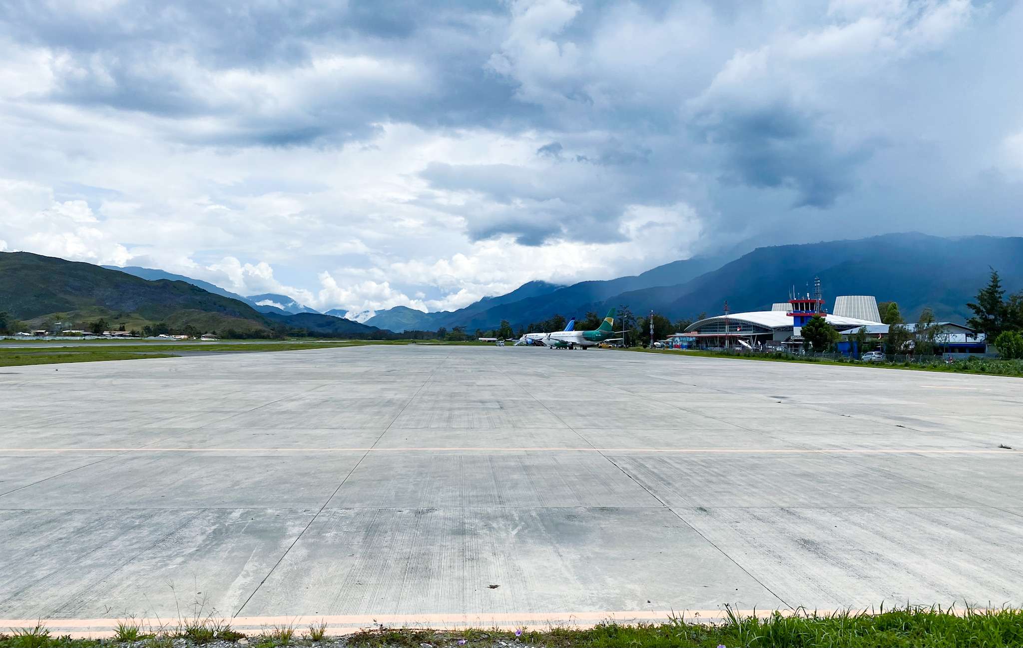 Foto Bandara Apron Bandar Udara Wamena