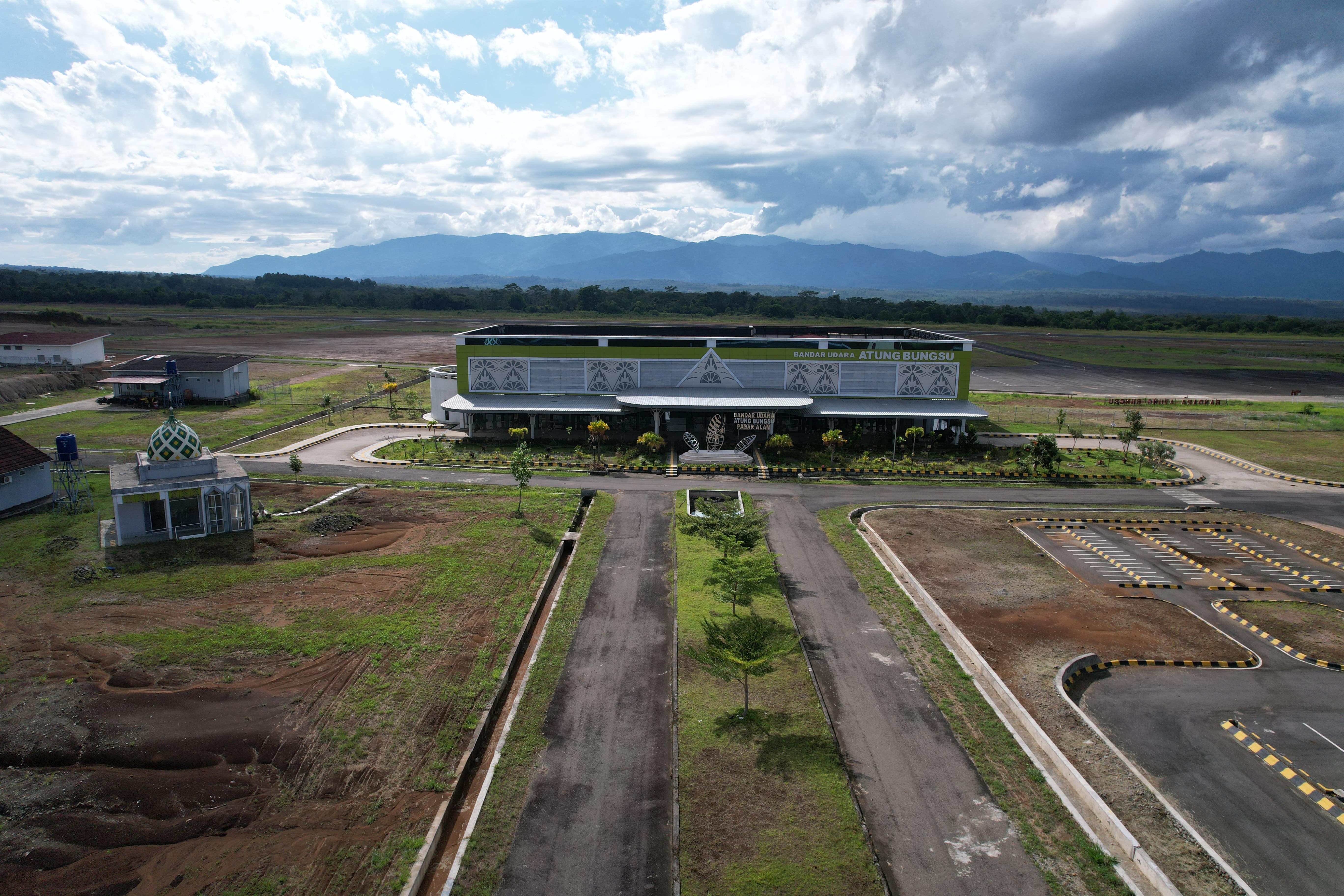 Foto Bandara FOTO TERMINAL TAMPAK DEPAN (SISI DARAT)