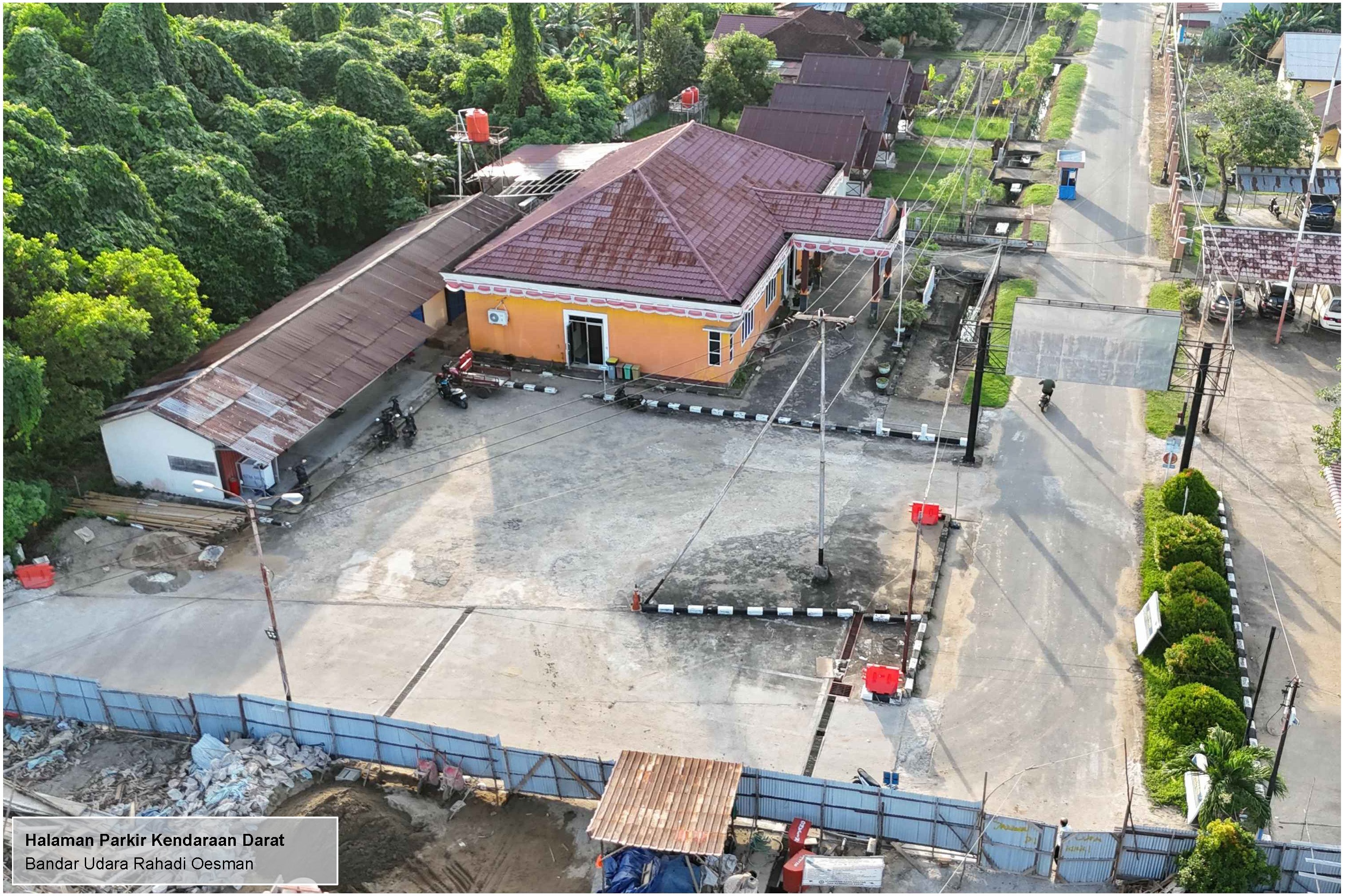 Foto Bandara Halaman parkir kendaraan darat