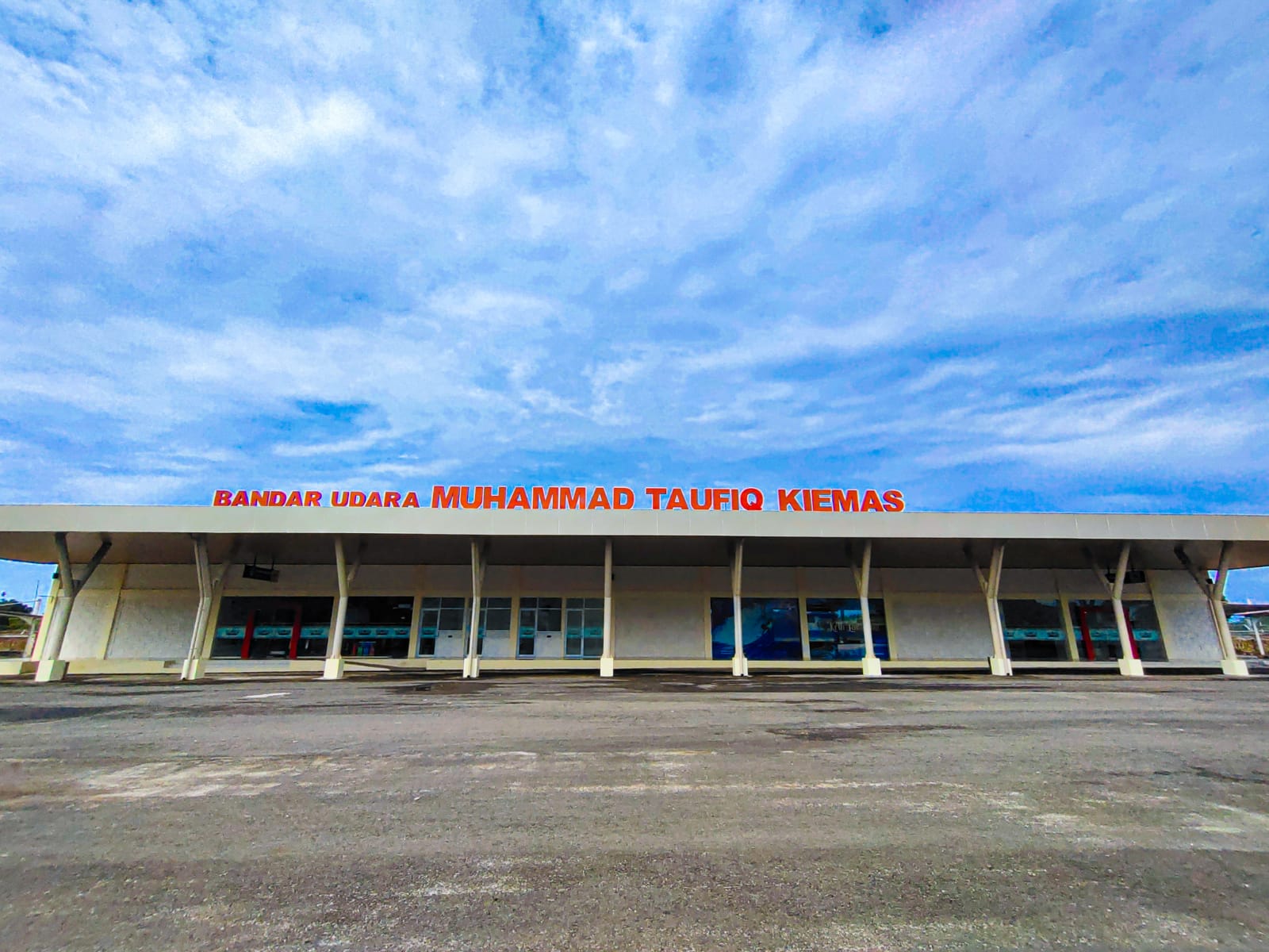 Foto Bandara Gedung Terminal Tampak Depan