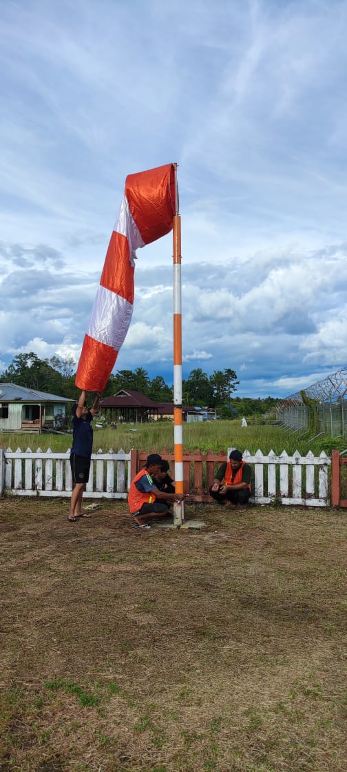 Foto Bandara pemasangan windsock 2