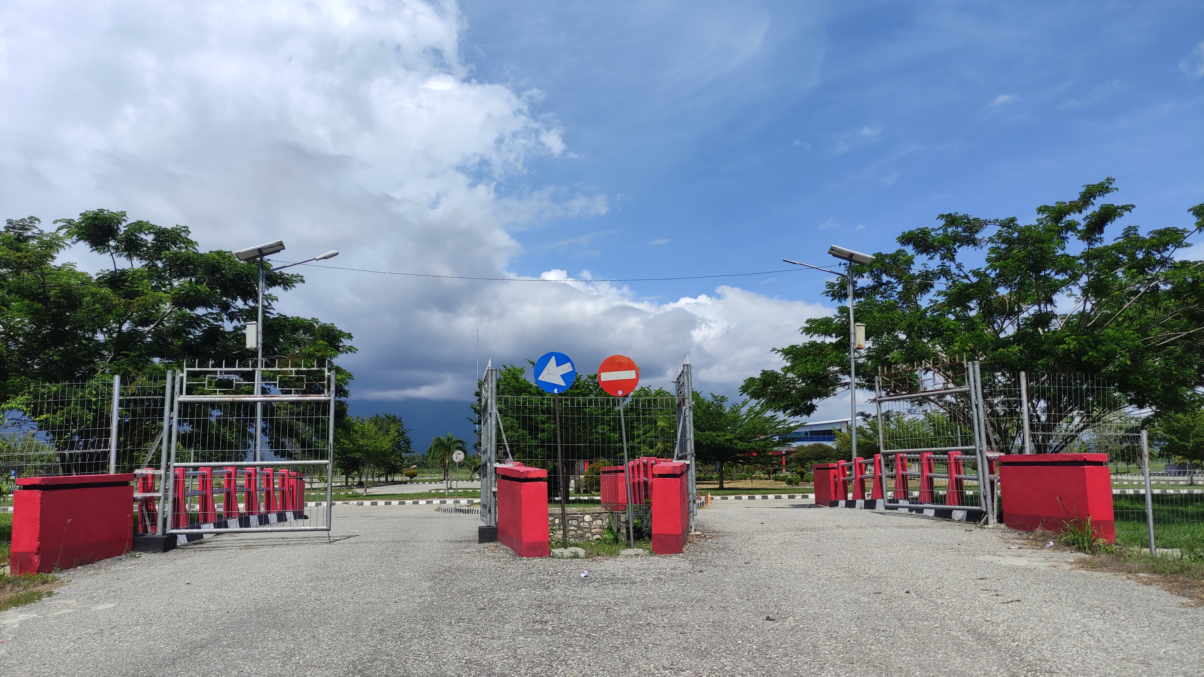 Foto Bandara Gerbang Masuk Bandar Udara