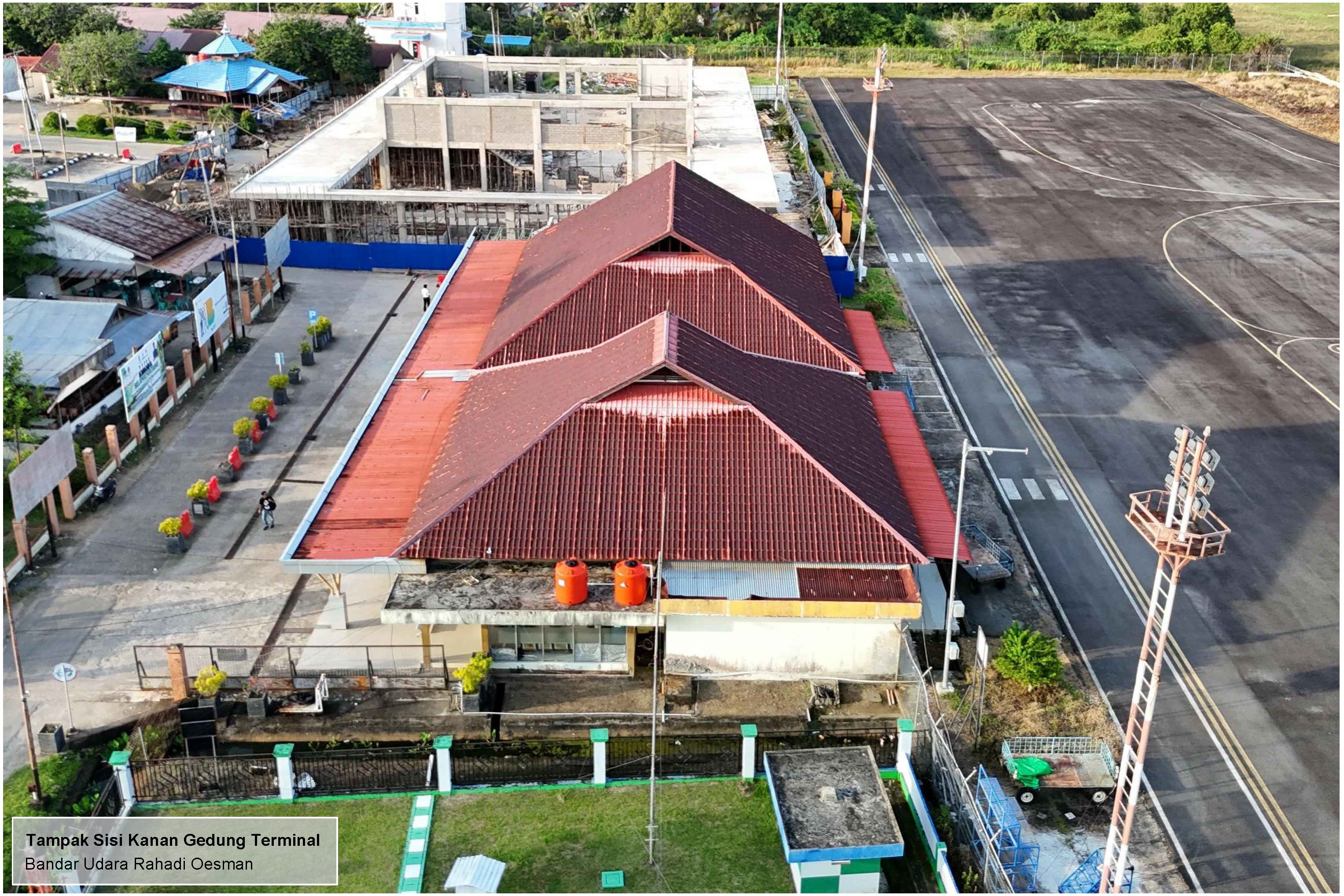 Foto Bandara Tampak sisi kanan gedung terminal