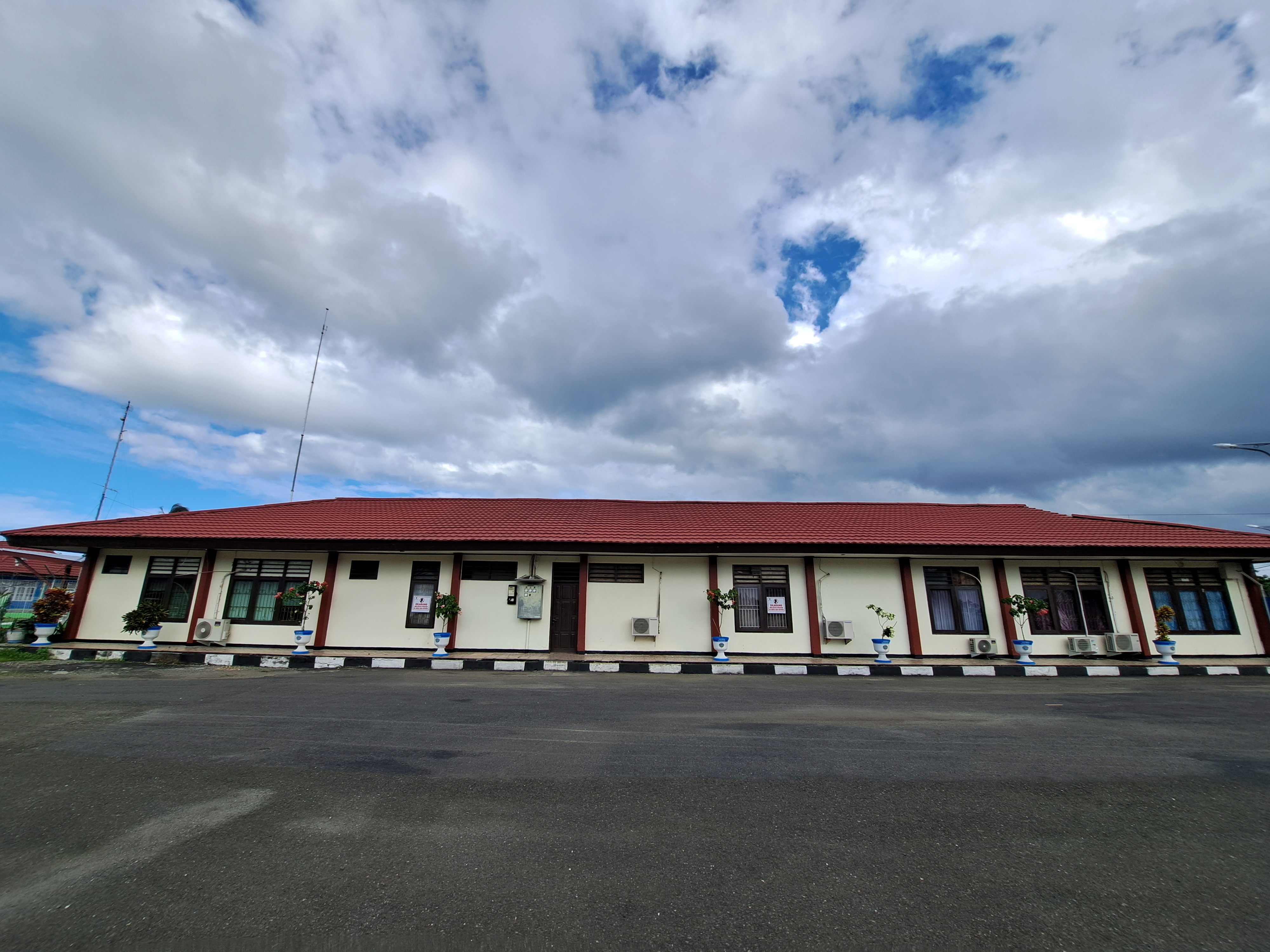 Foto Bandara Gedung Administrasi Tampak Belakang