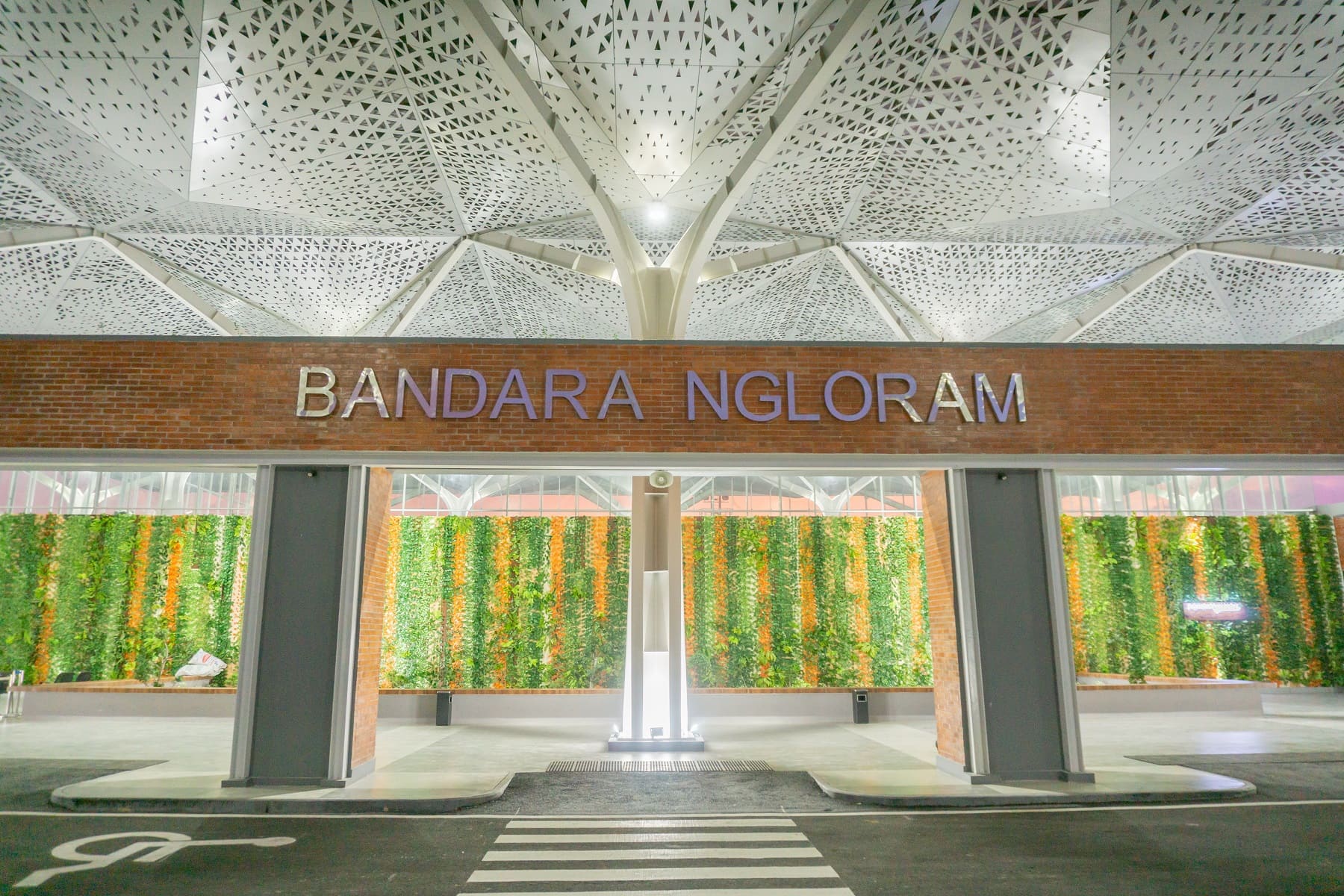 Foto Bandara LOBBY TERMINAL BANDARA NGLORAM