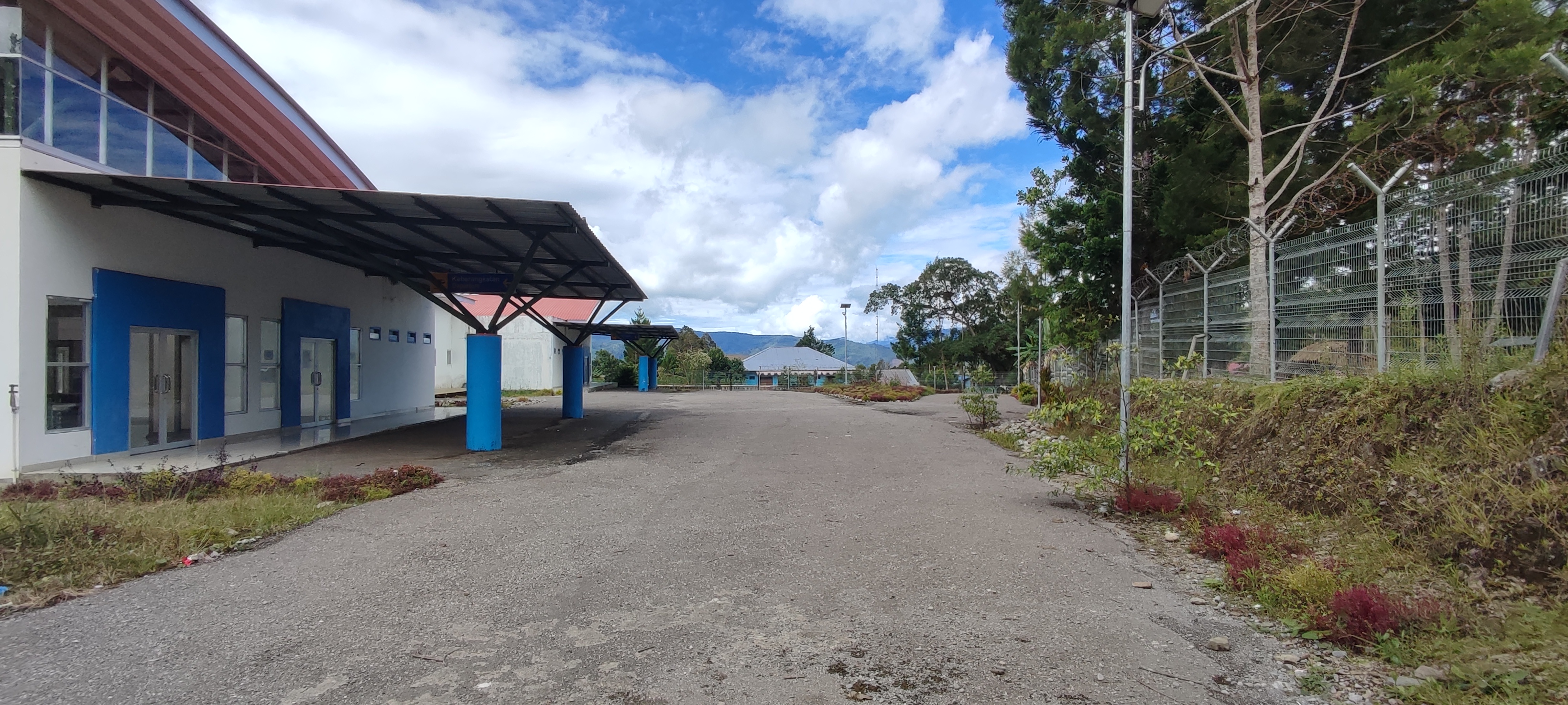 Foto Bandara Halaman Parkir Bandara Bokondini