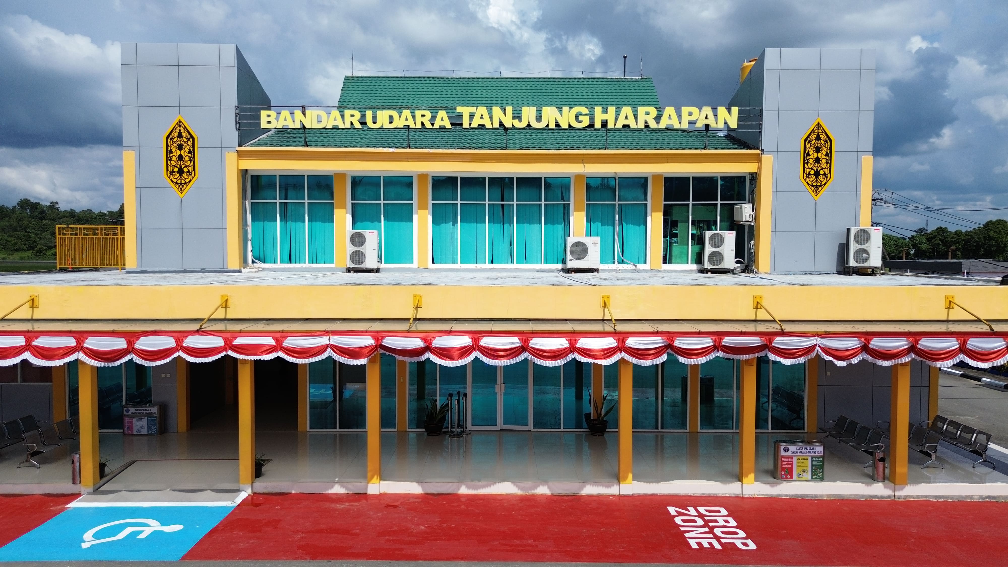 Foto Bandara Gedung Terminal Tampak Depan