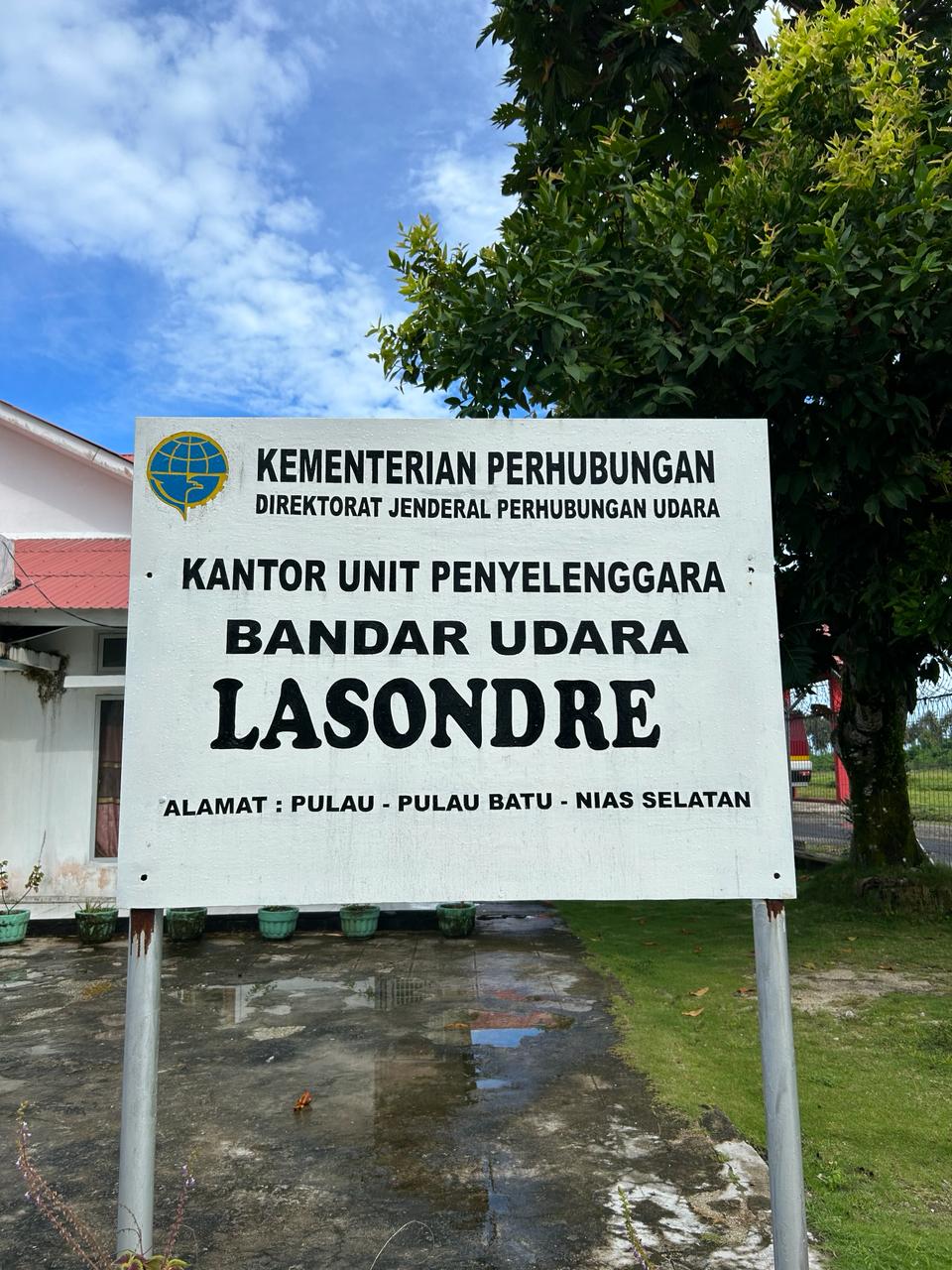 Foto Bandara Papan Nama Lokasi Bandara Lasondre