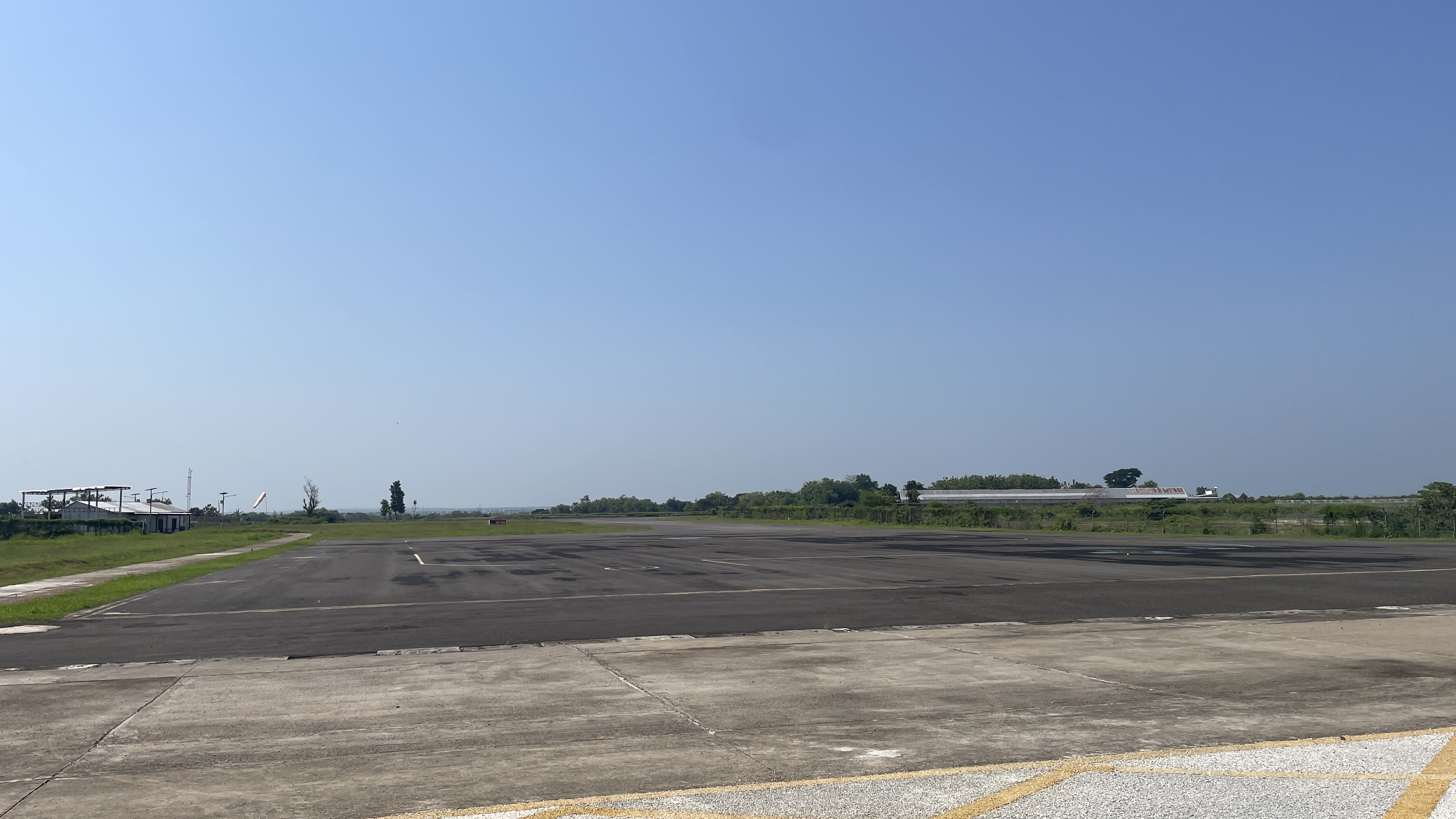 Foto Bandara APRON BANDARA NGLORAM