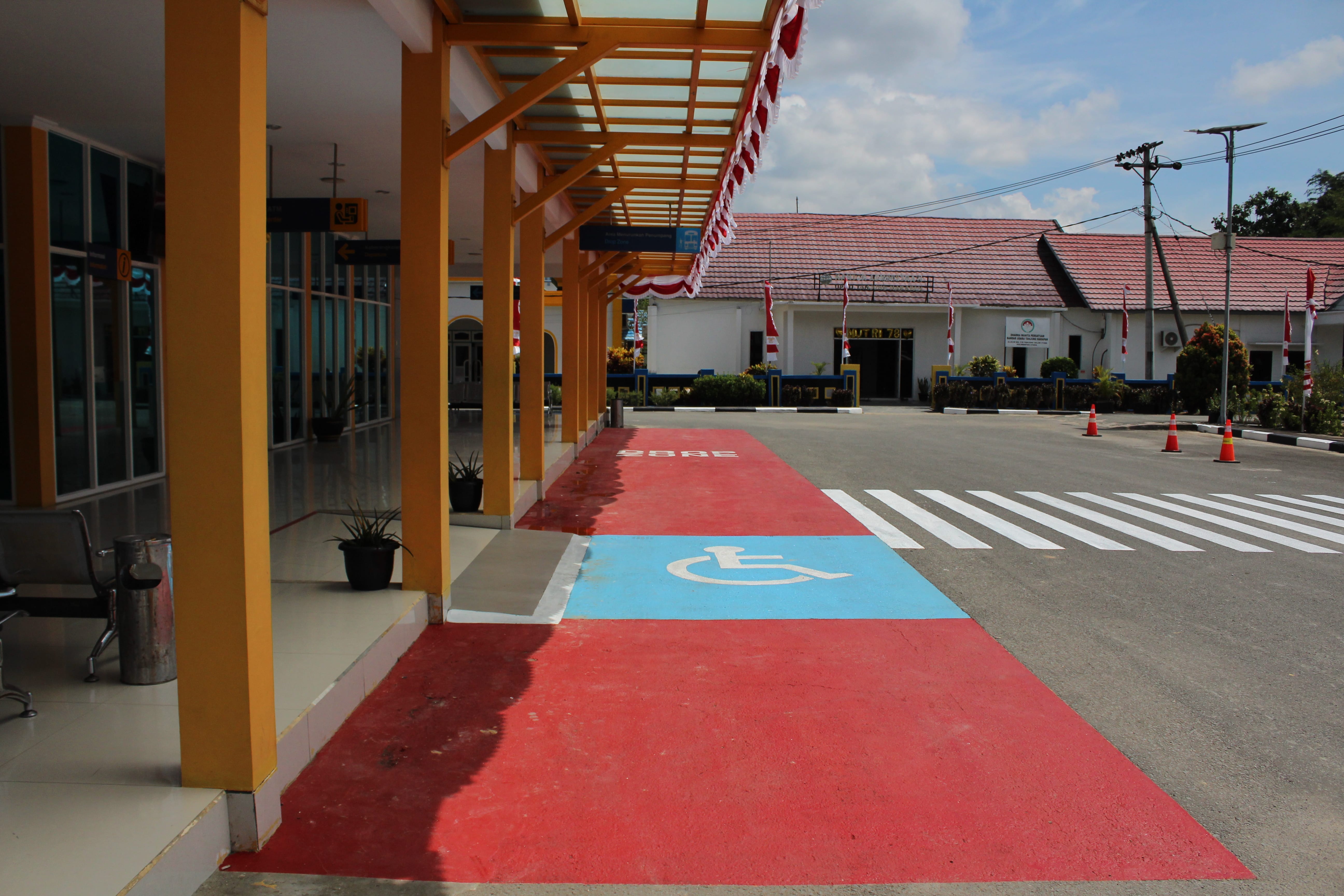 Foto Bandara Drop Zone Penumpang