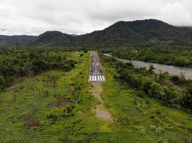 Foto Bandara Runway Batom