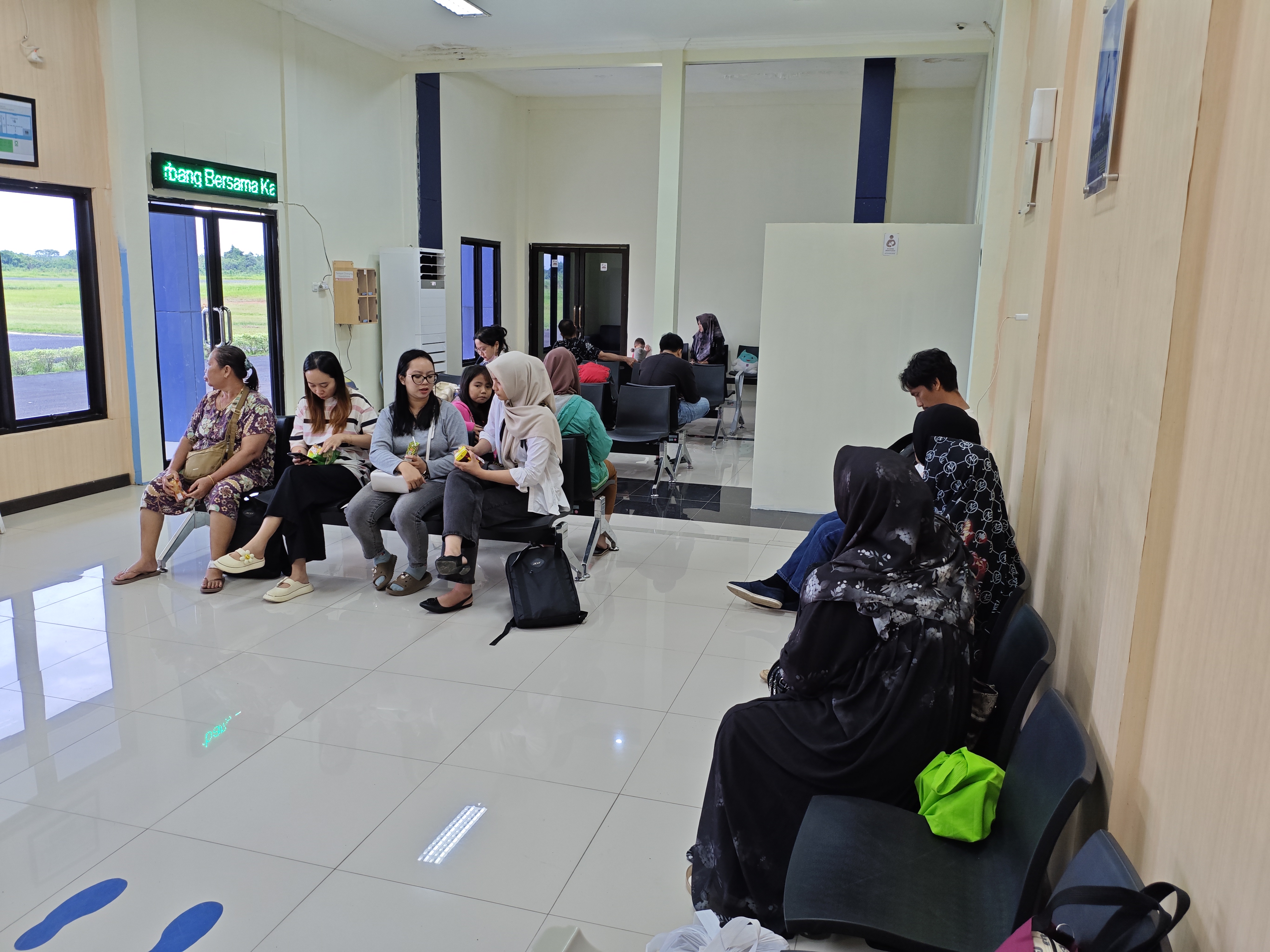 Foto Bandara 7b. Ruang Tunggu Terminal Keberangkatan