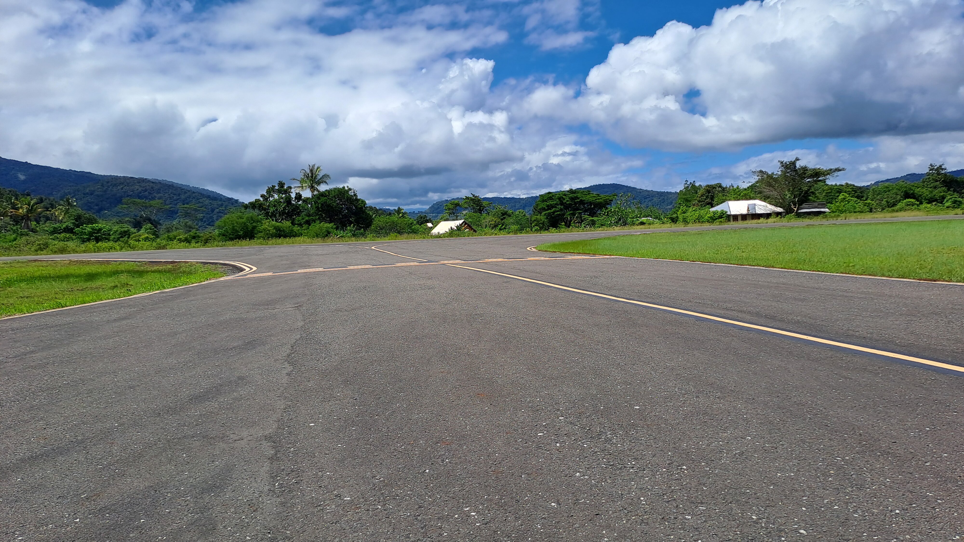 Foto Bandara Taxiway