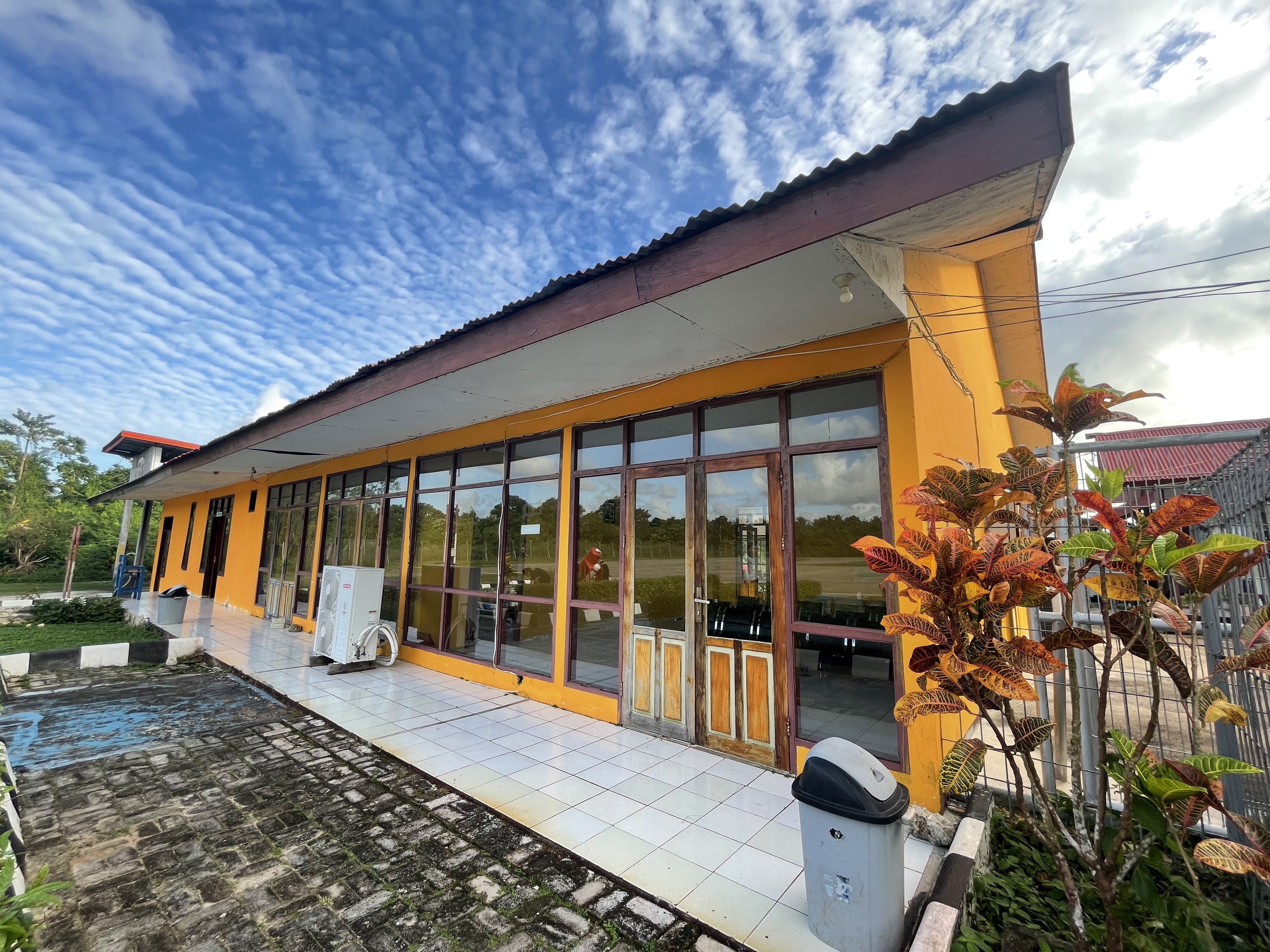 Foto Bandara TERMINAL KEBERANGKATAN TAMPAK SISI KANAN GEDUNG