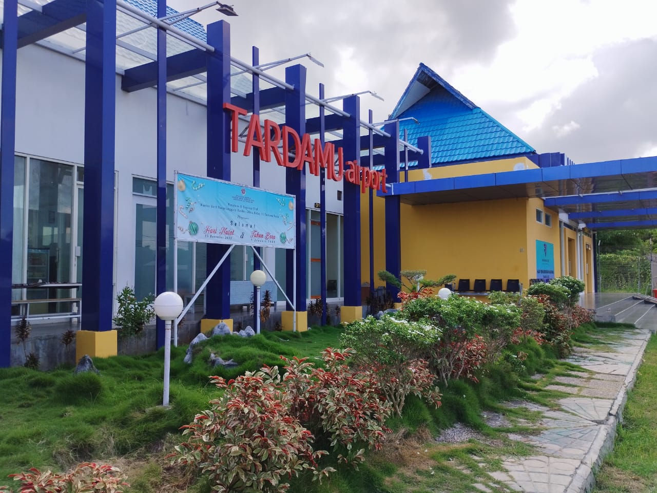 Foto Bandara Terminal tampak dari Land Side