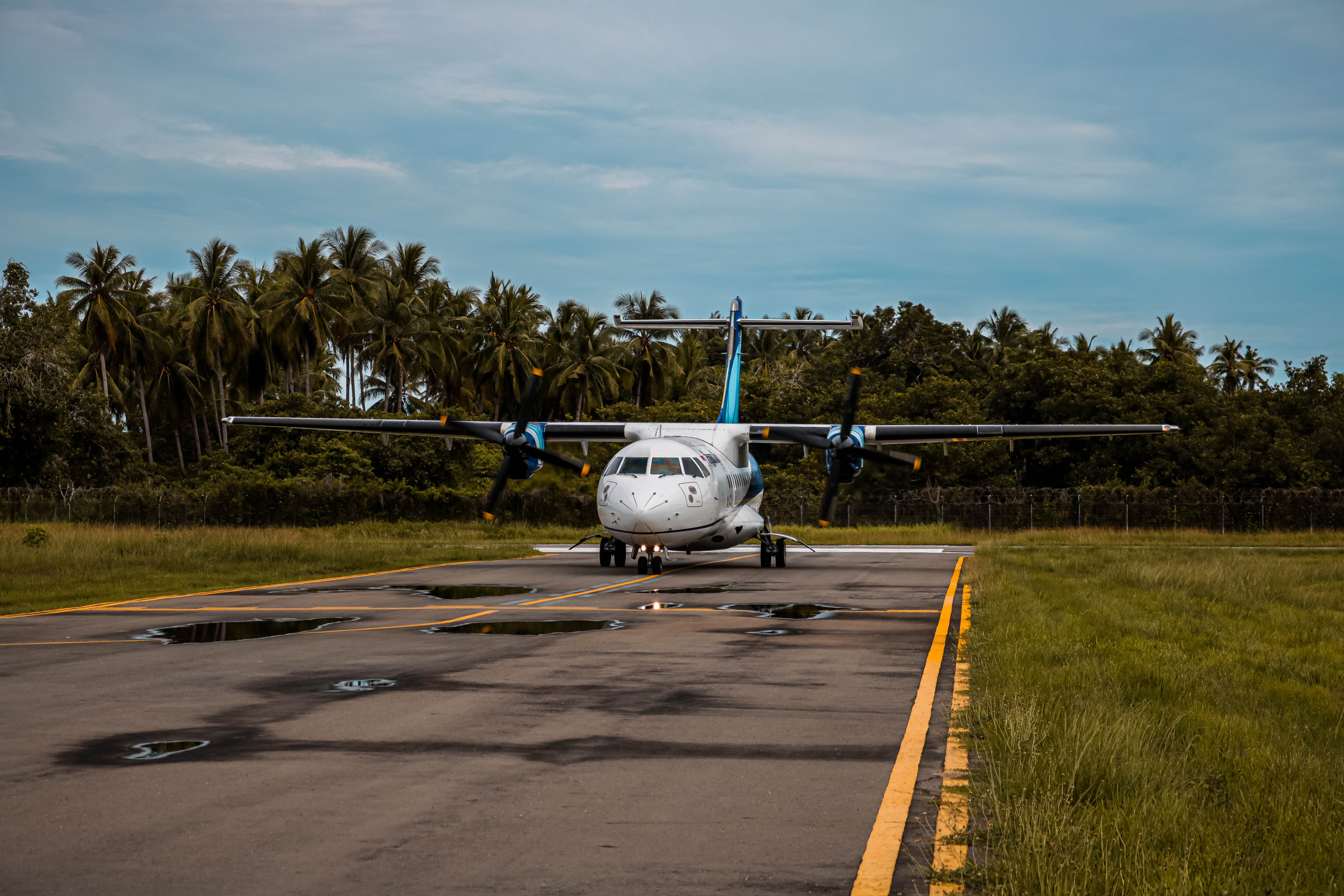 Foto Bandara Pesawat Trigana Air ATR 42-600