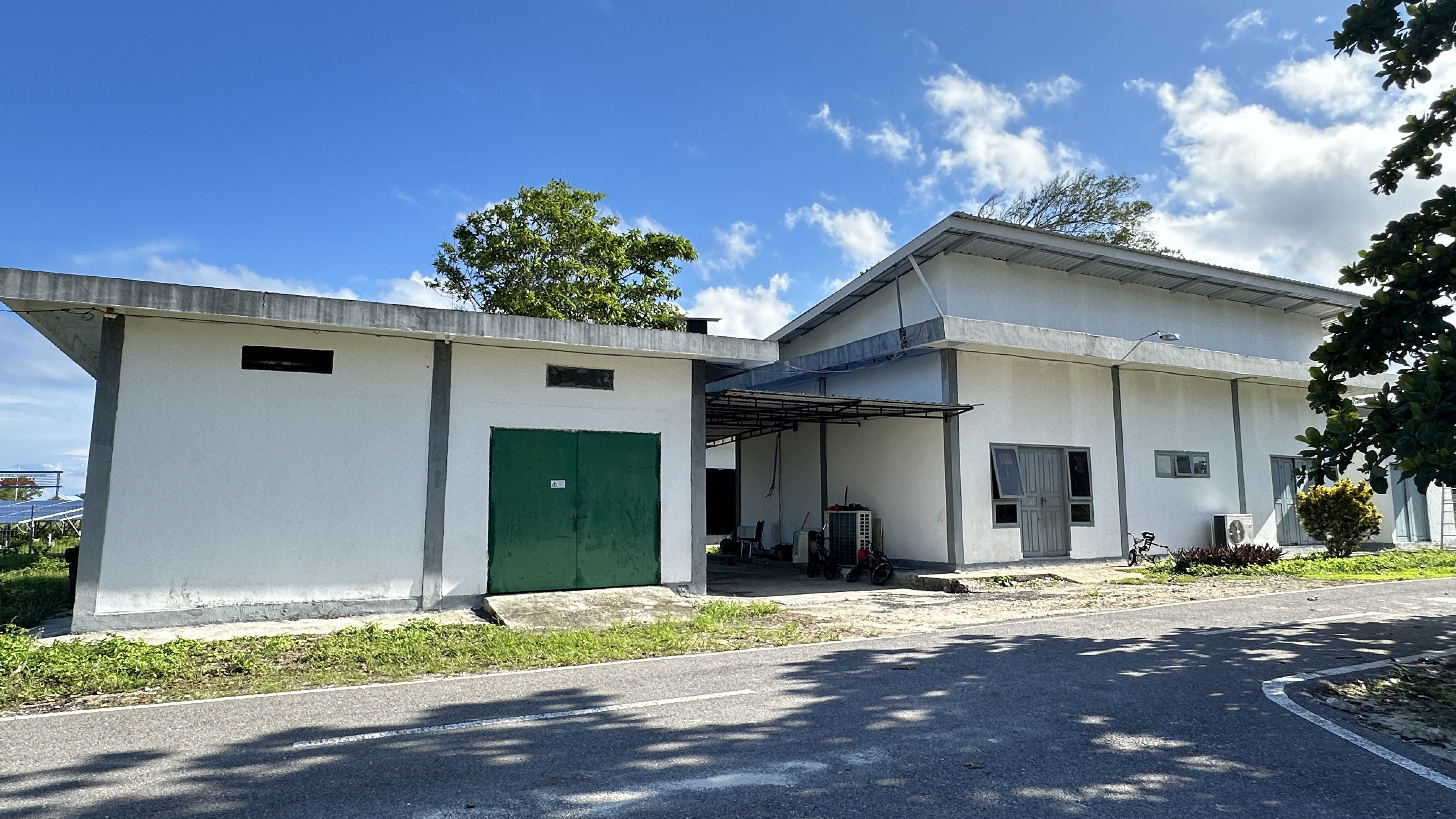 Foto Bandara Gedung Elektrikal dan Mekanikal Bandara