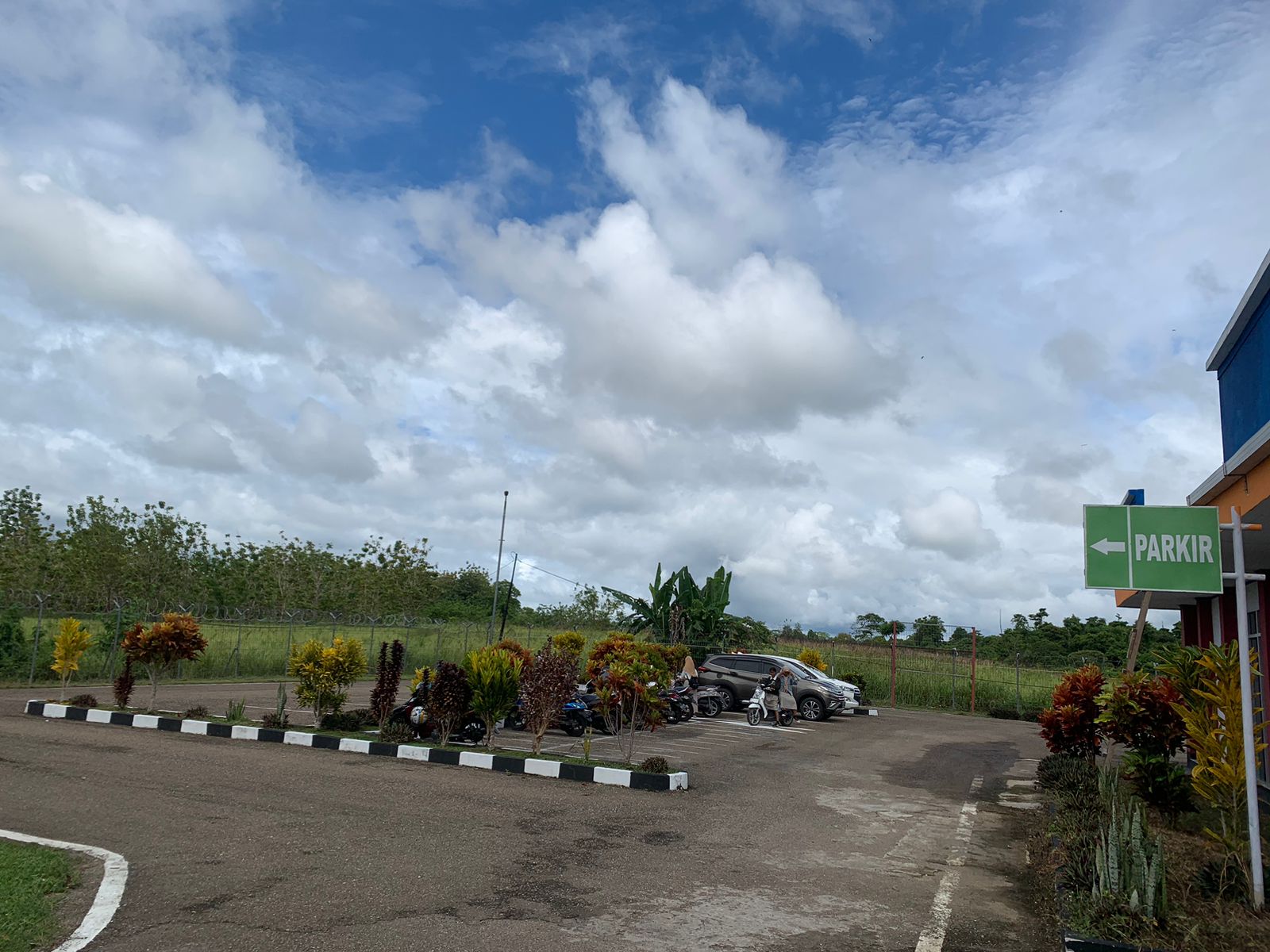 Foto Bandara Halaman Parkir Kendaraan