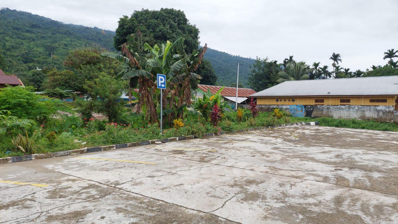 Foto Bandara HALAMAN PARKIR MOBIL BANDARA WASIOR