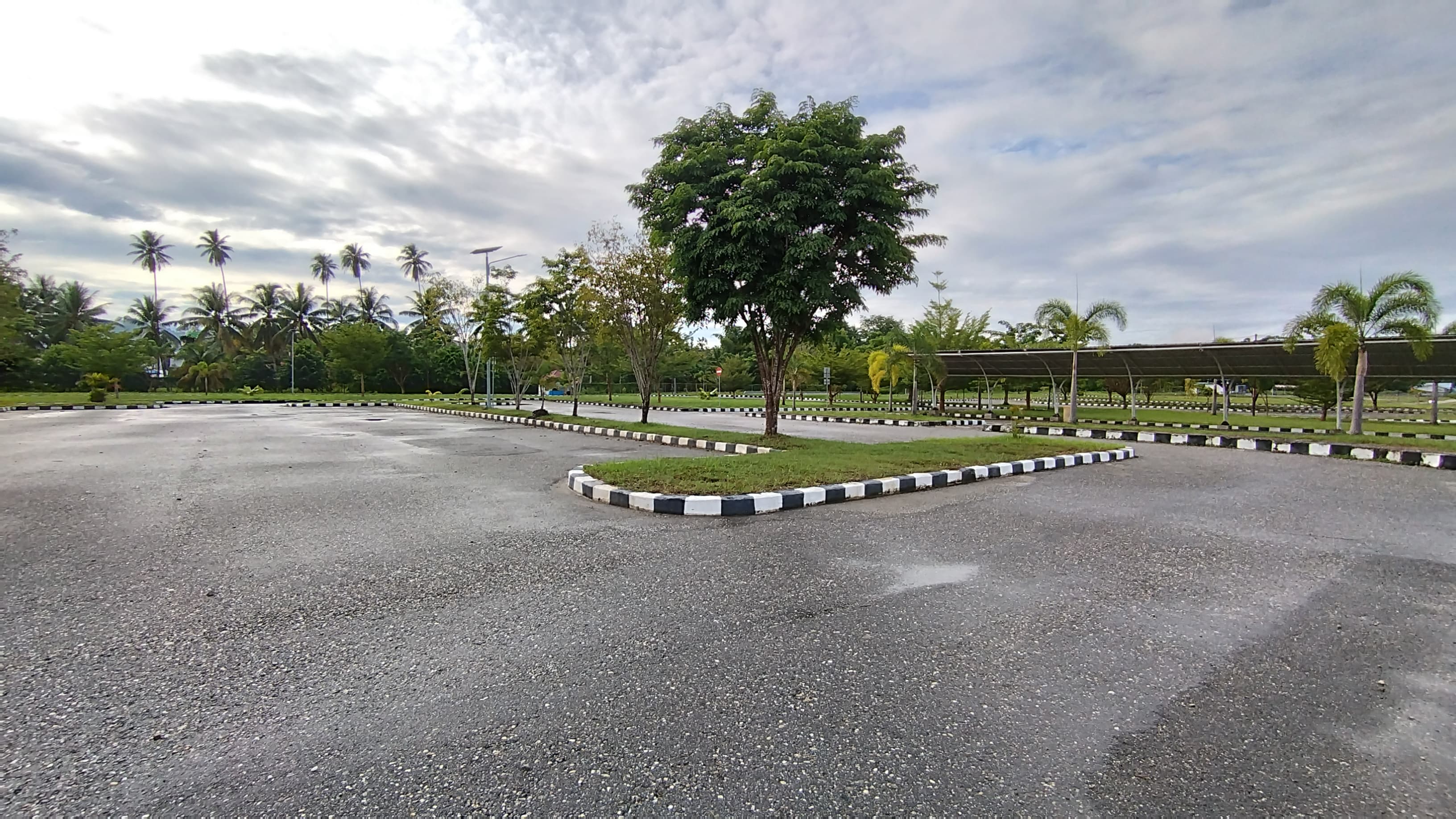 Foto Bandara Kondisi Parkiran Bandara