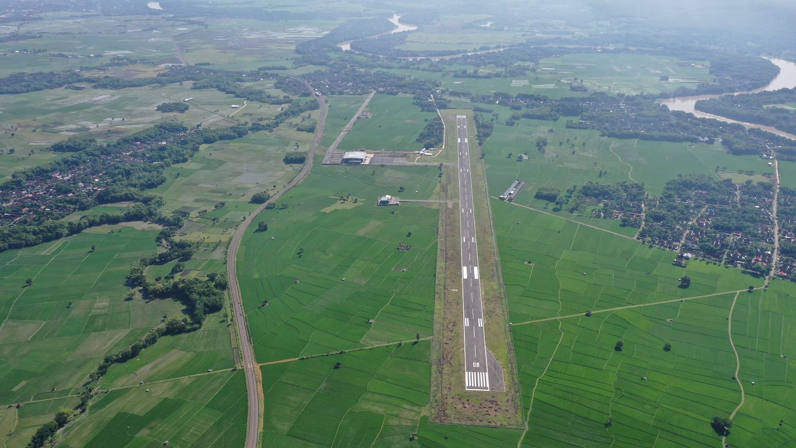 Foto Bandara RUNWAY BANDARA NGLORAM