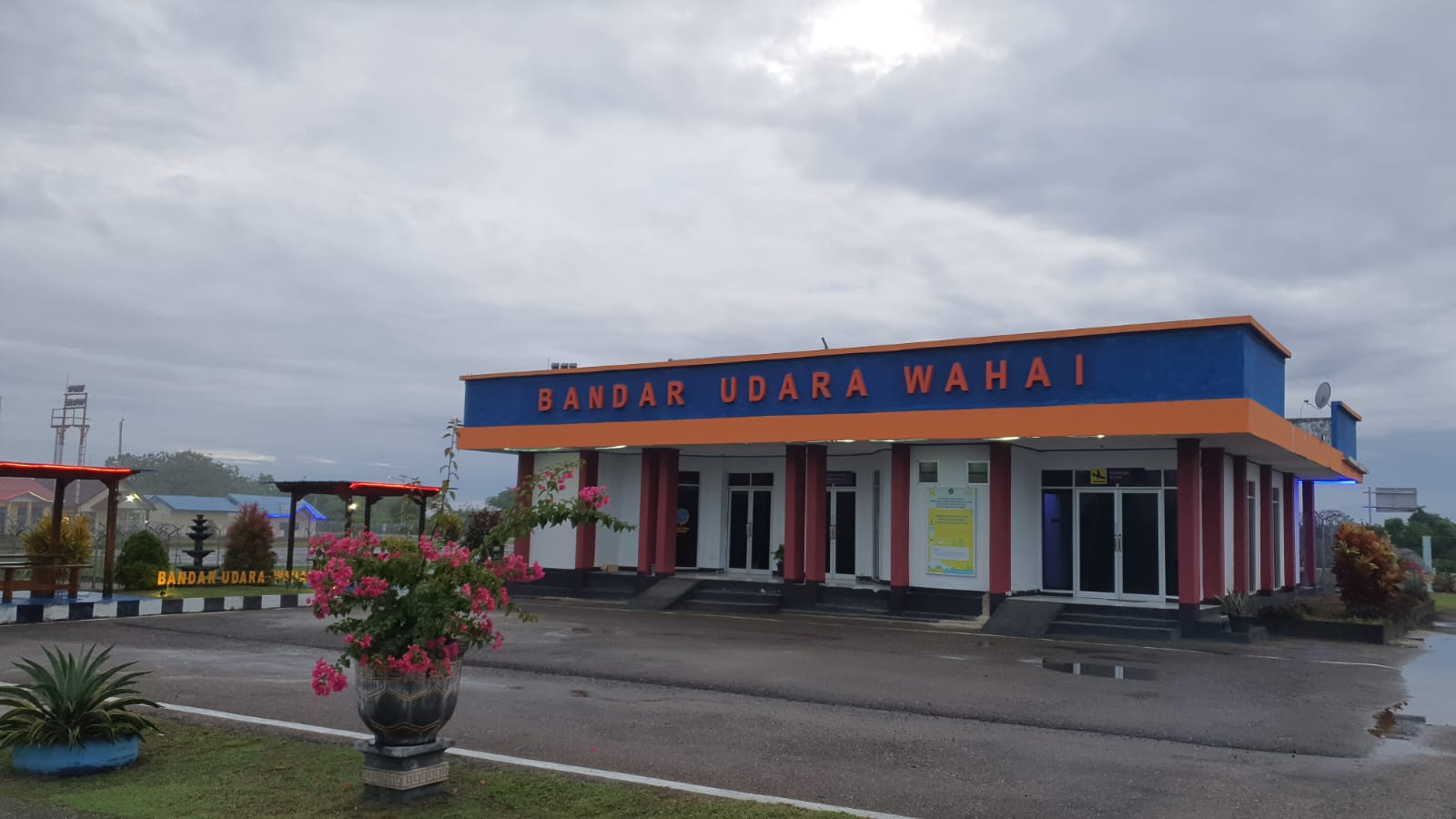 Foto Bandara Tampak Sisi Darat Gedung Terminal