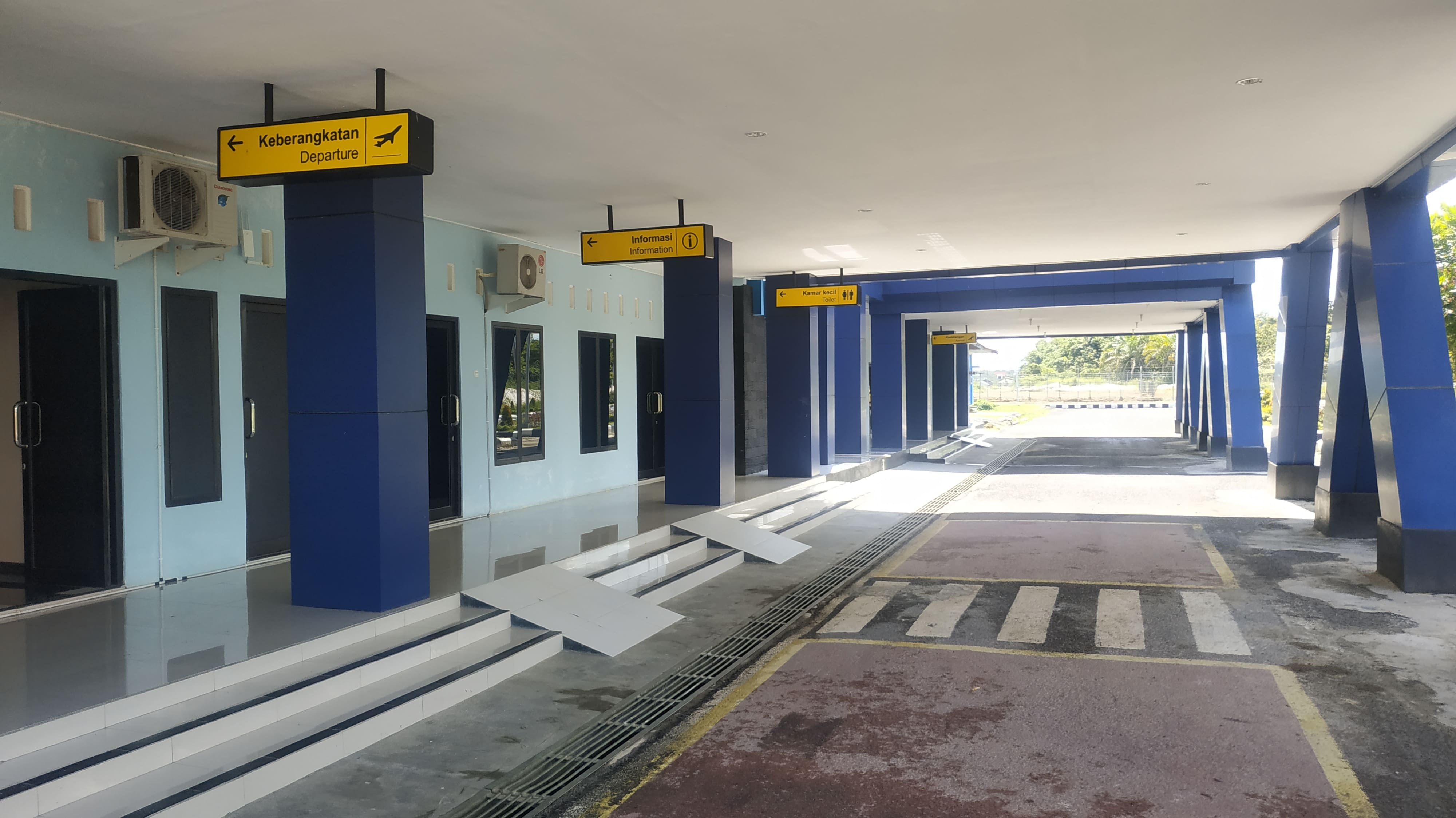 Foto Bandara 7a. Kerb Keberangkatan